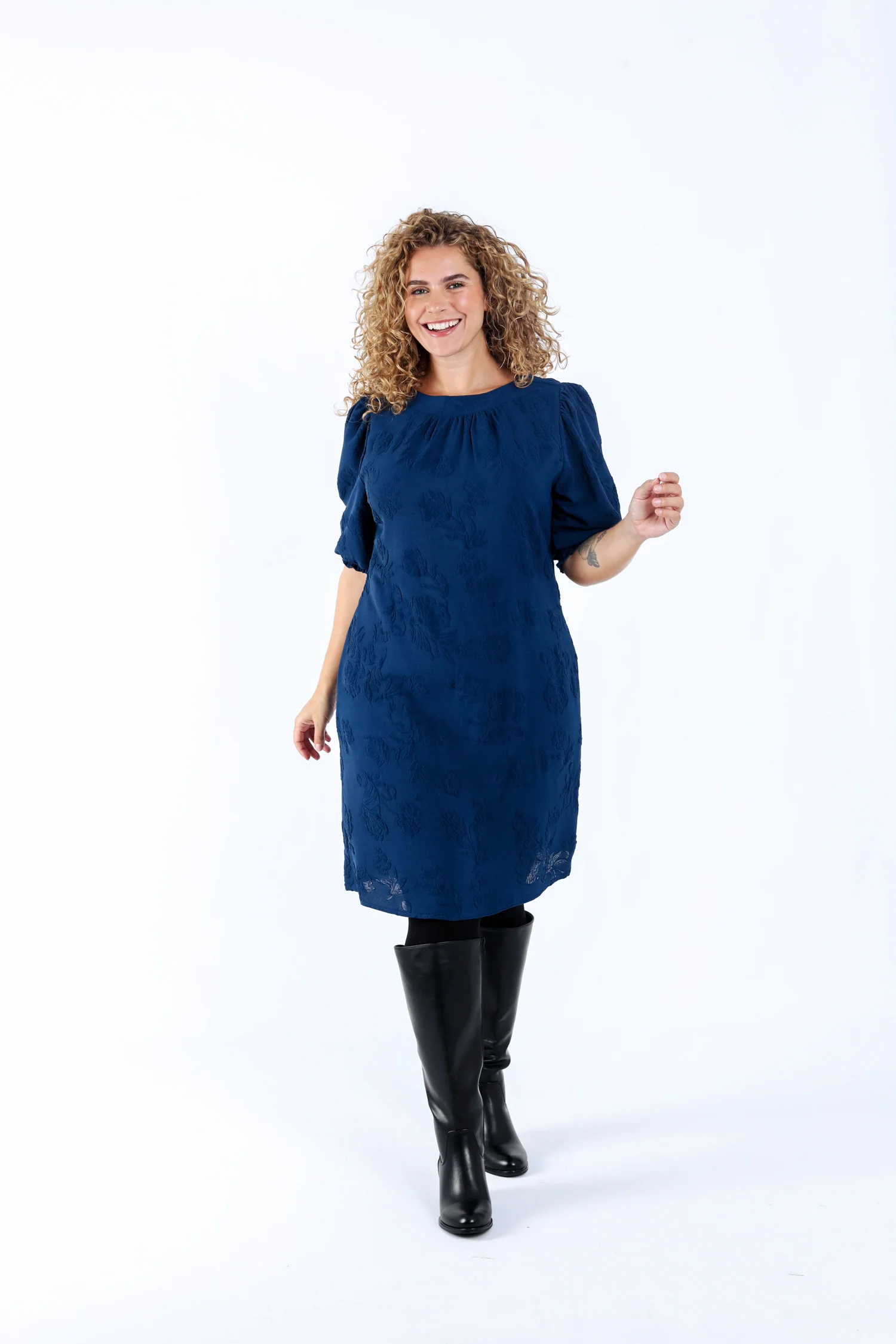 Effen korte jurk met reliëfpatroon - Image 7