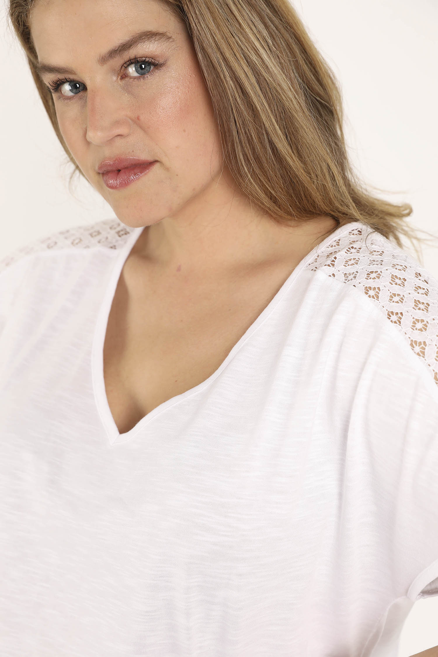 Exclusief SHEEGO - Uni T-shirt van katoen en viscose met kant - Image 6