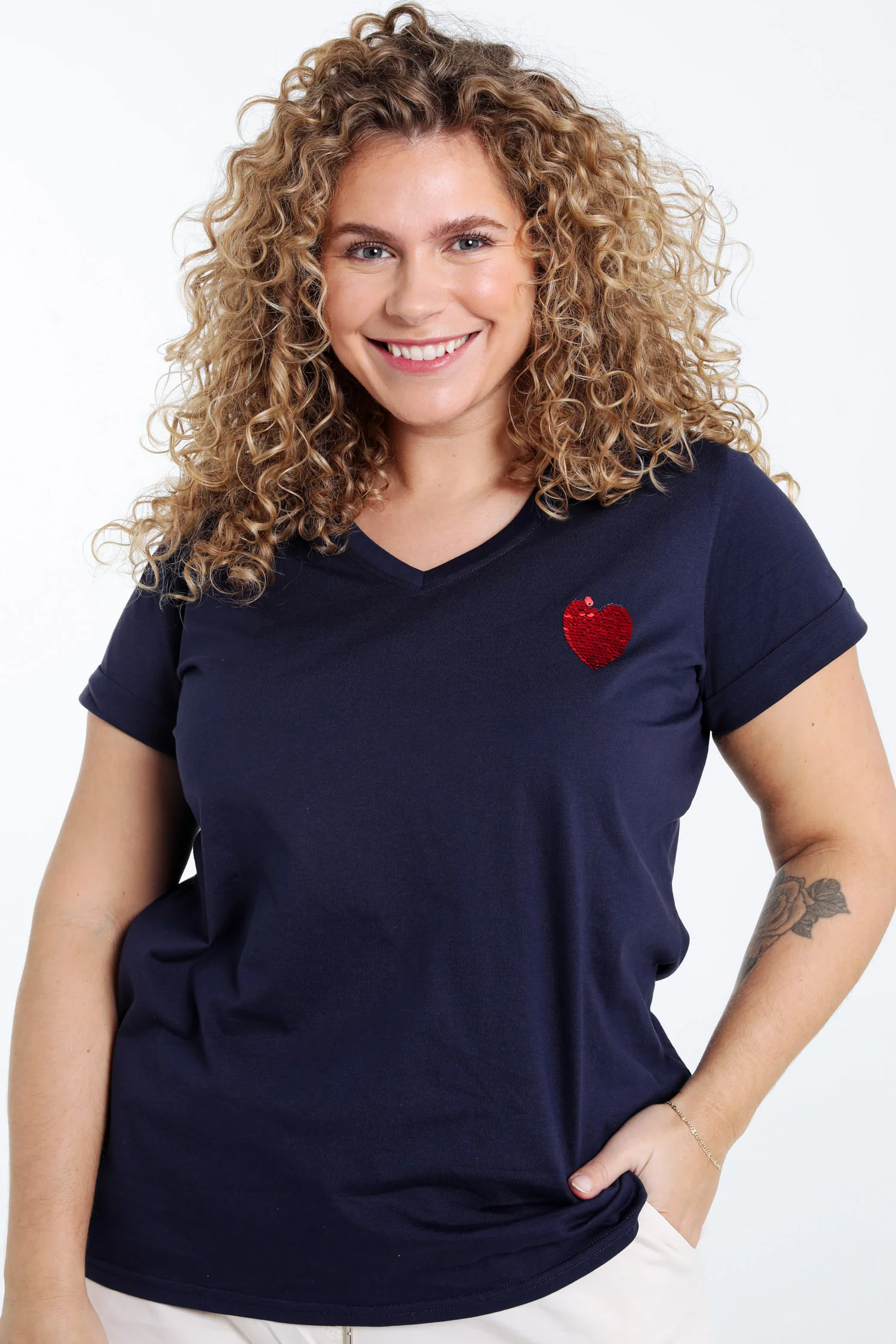 Effen katoenen T-shirt met hart van pailletten - Image 12