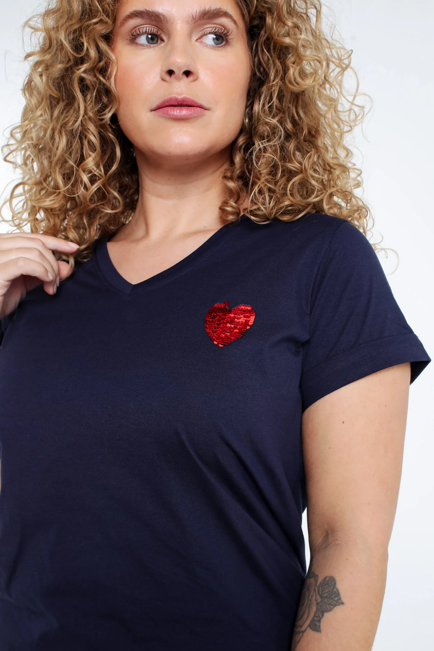 Effen katoenen T-shirt met hart van pailletten - Image 16