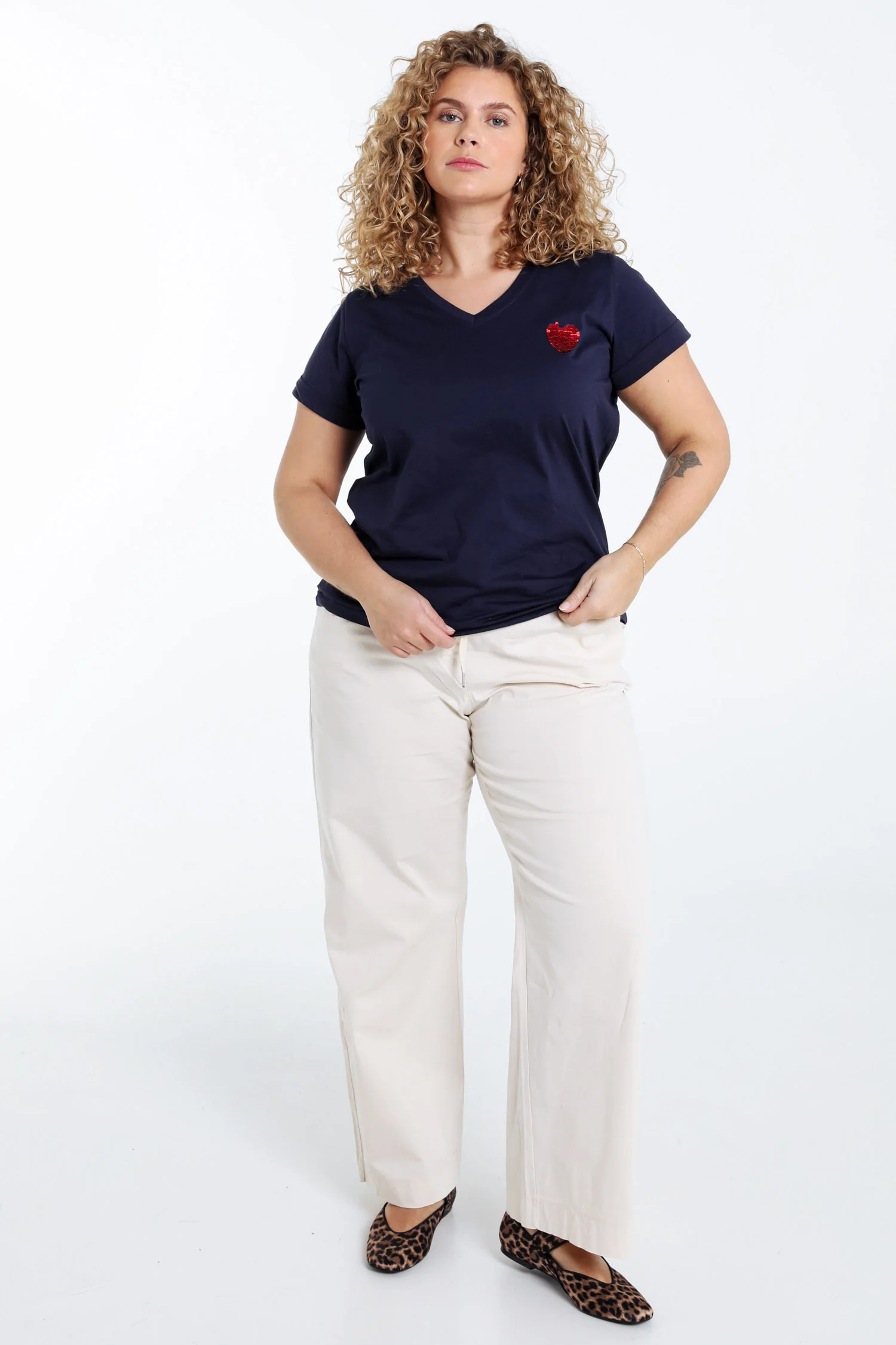 Effen katoenen T-shirt met hart van pailletten - Image 18