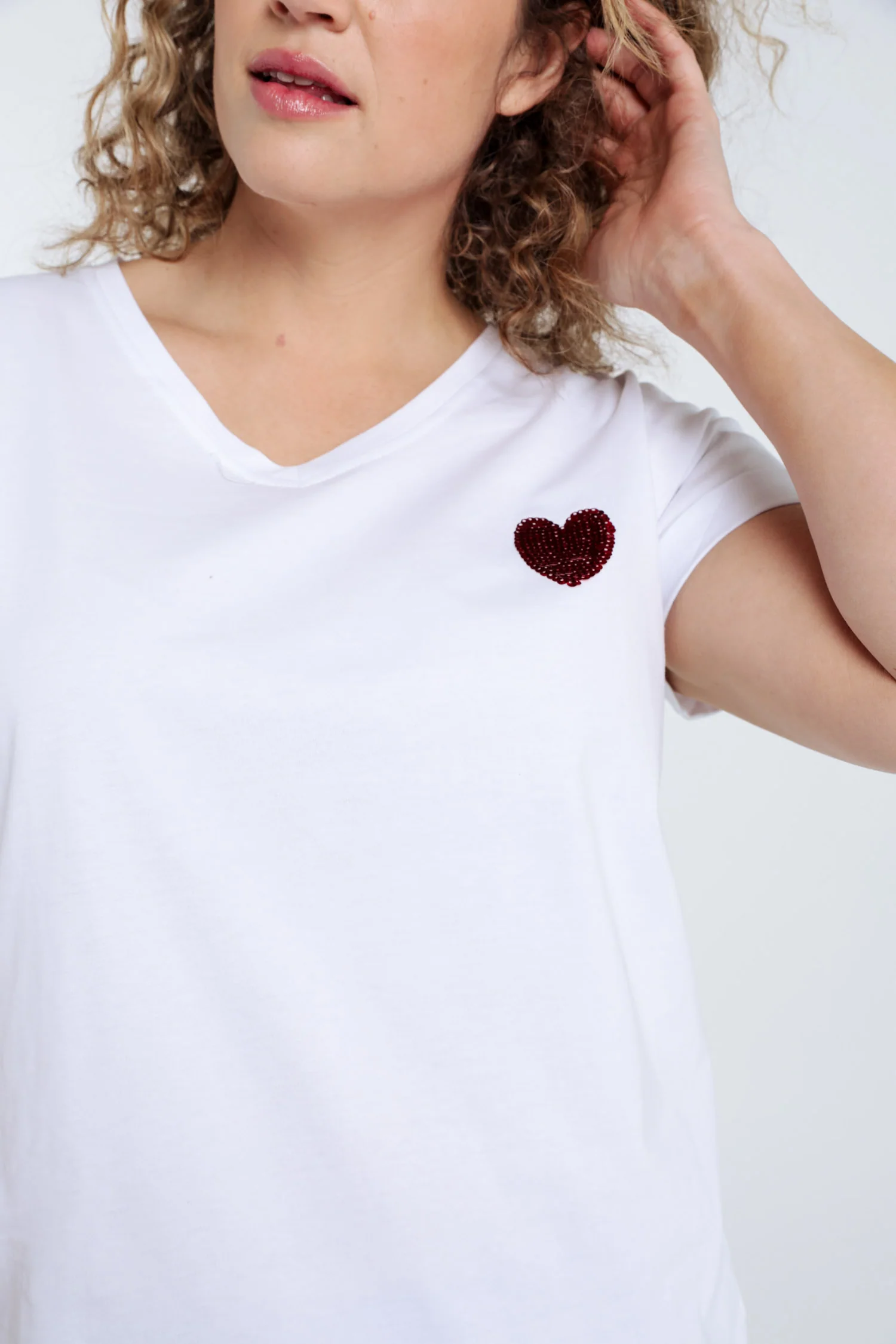 Effen katoenen T-shirt met hart van pailletten - Image 3