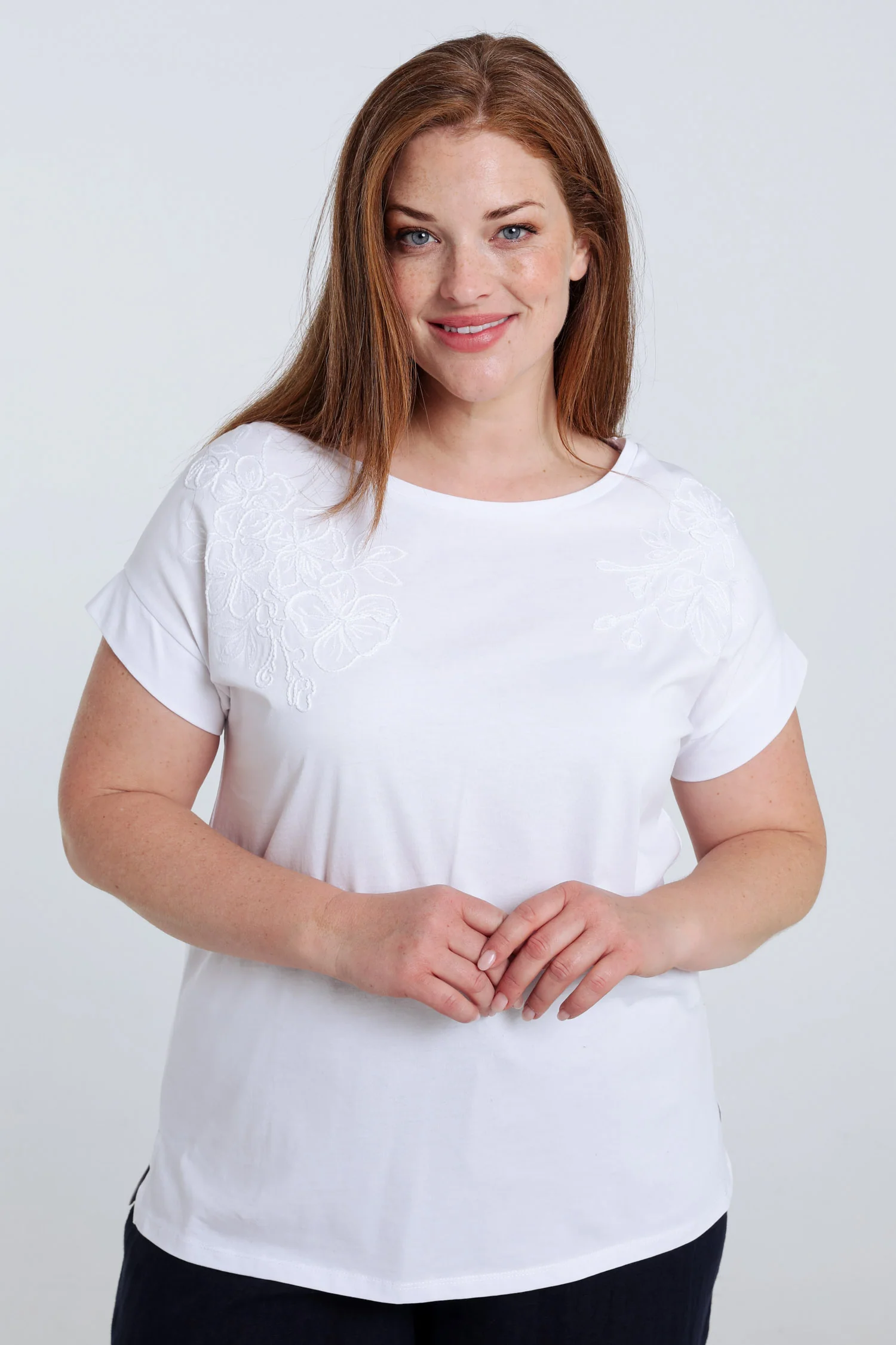 Effen katoenen T-shirt met geborduurde bloemen