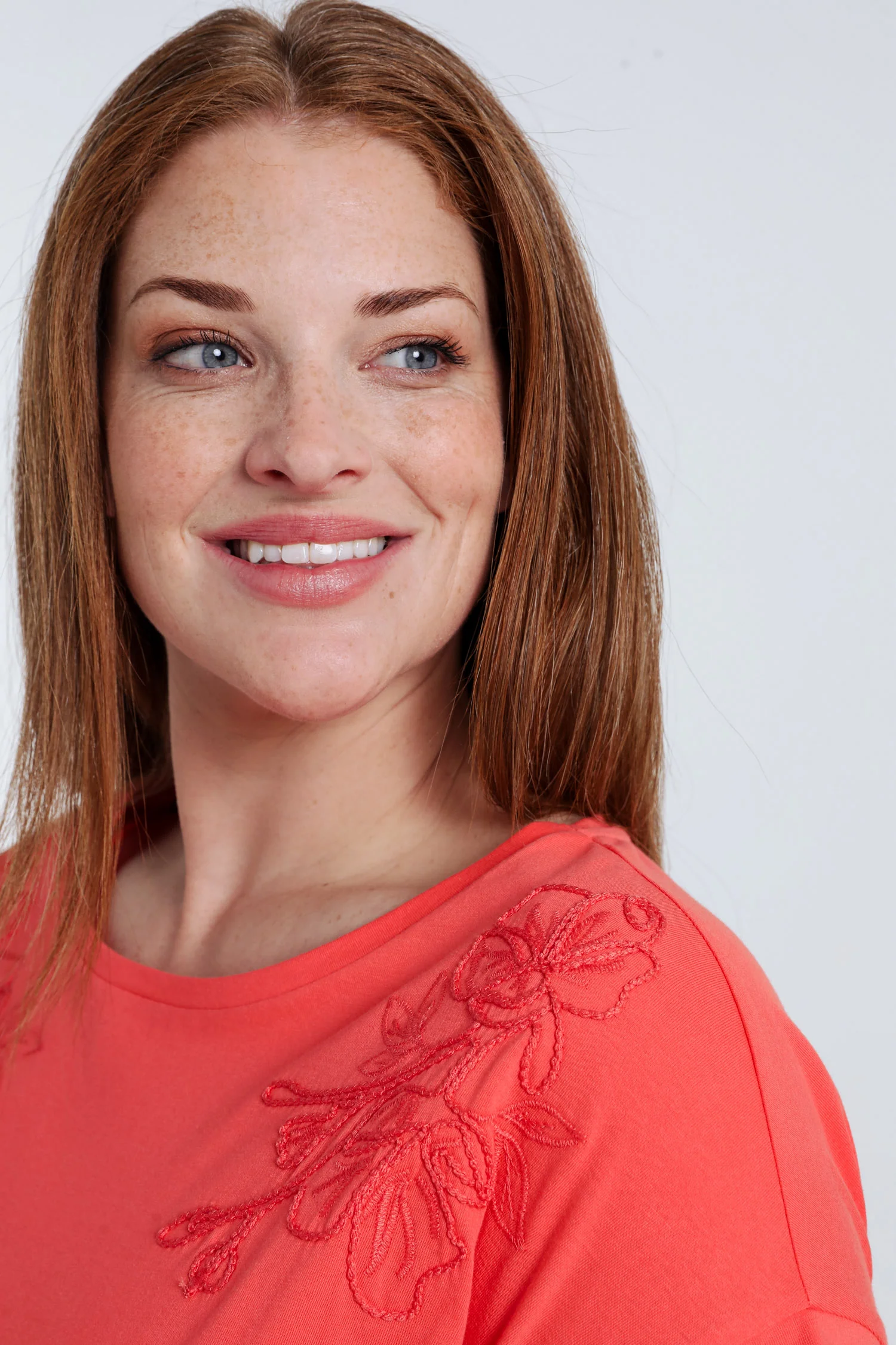 Effen katoenen T-shirt met geborduurde bloemen - Image 14