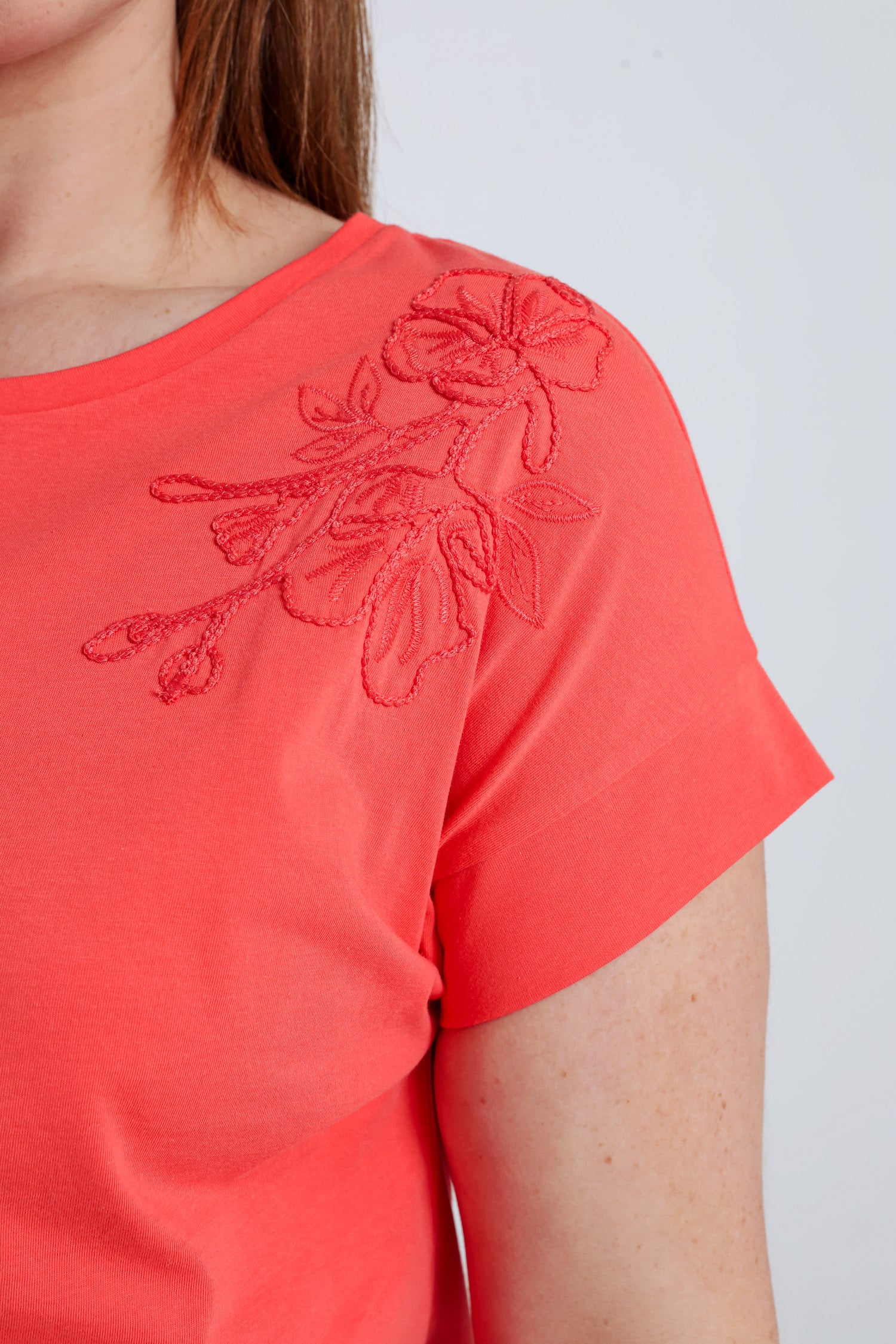 Effen katoenen T-shirt met geborduurde bloemen - Image 15