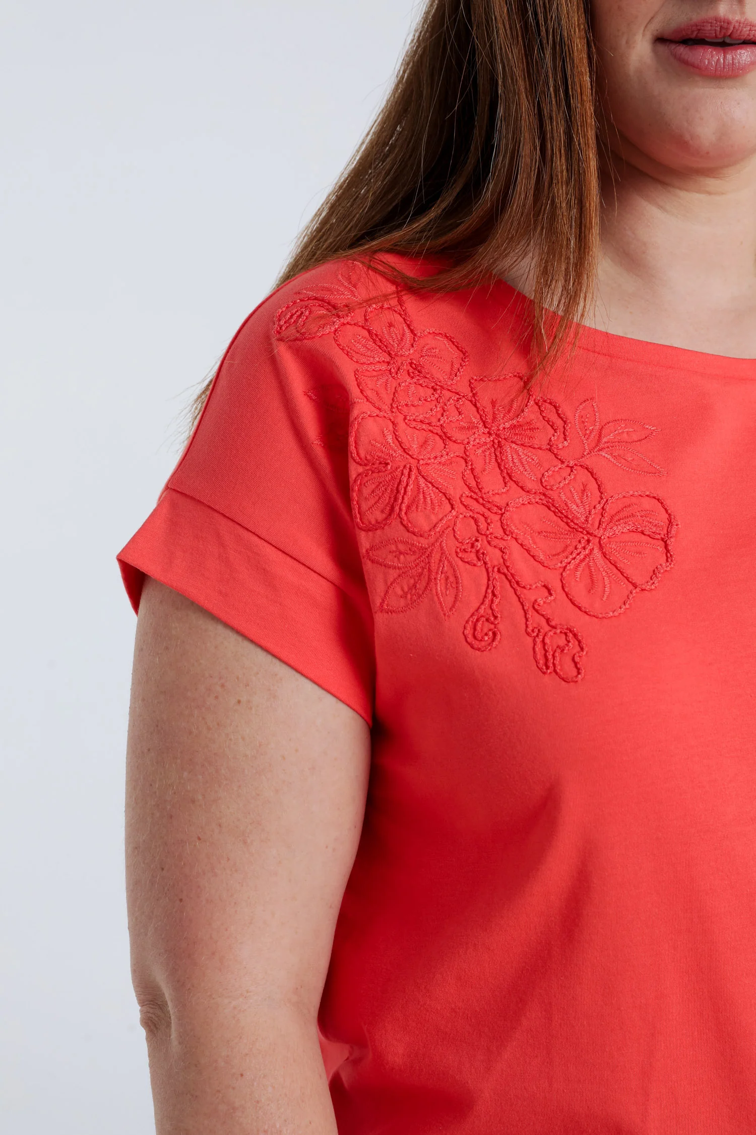 Effen katoenen T-shirt met geborduurde bloemen - Image 16