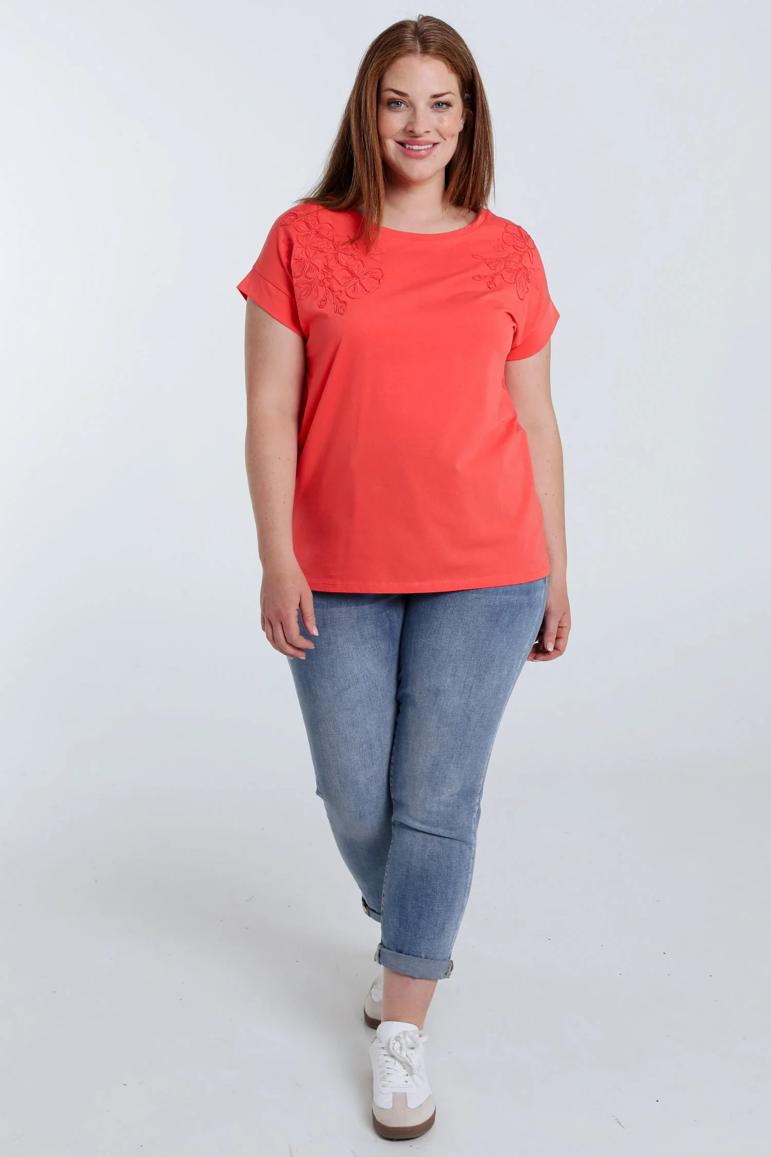 Effen katoenen T-shirt met geborduurde bloemen - Image 18