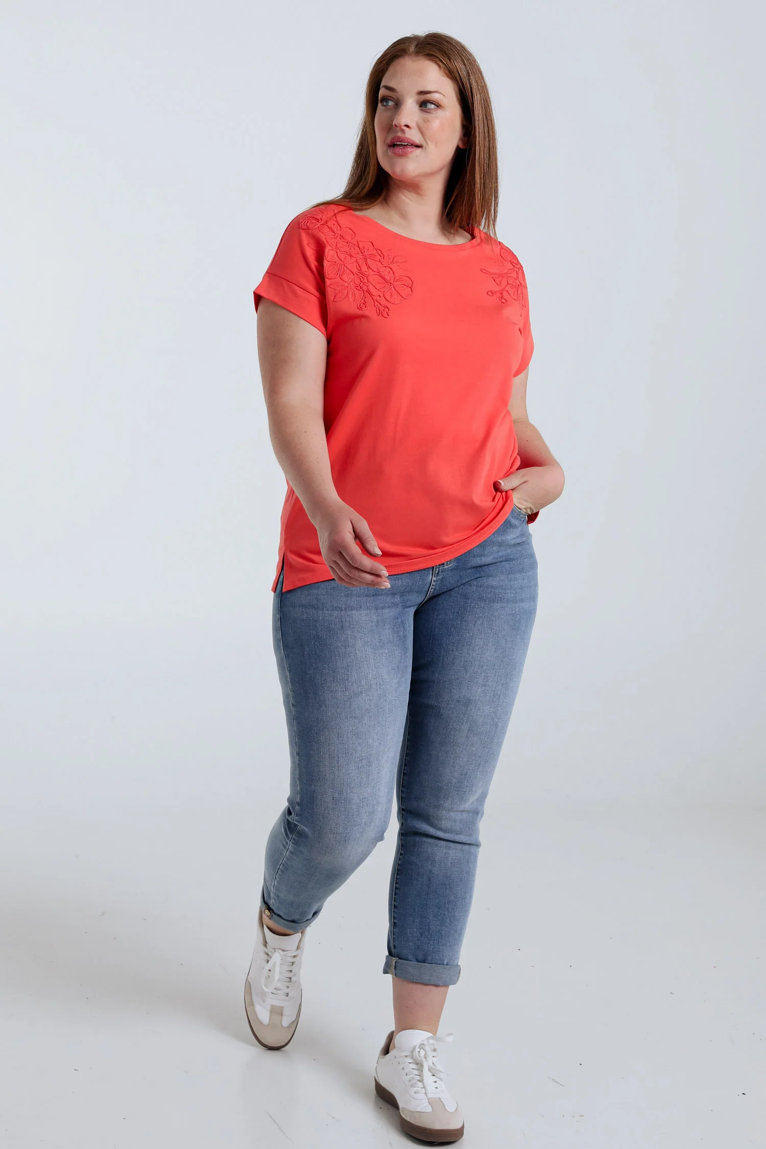 Effen katoenen T-shirt met geborduurde bloemen - Image 19