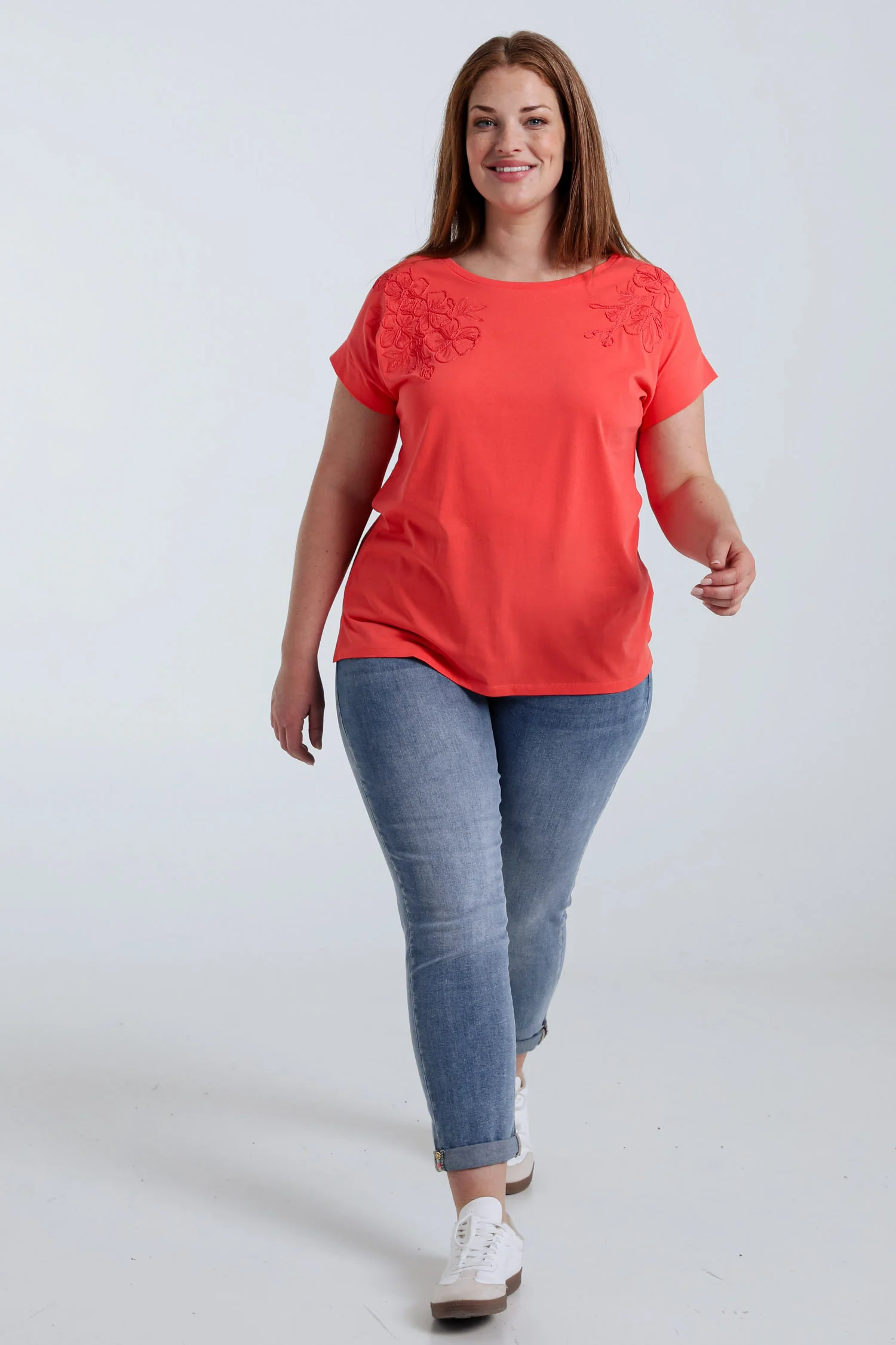 Effen katoenen T-shirt met geborduurde bloemen - Image 20