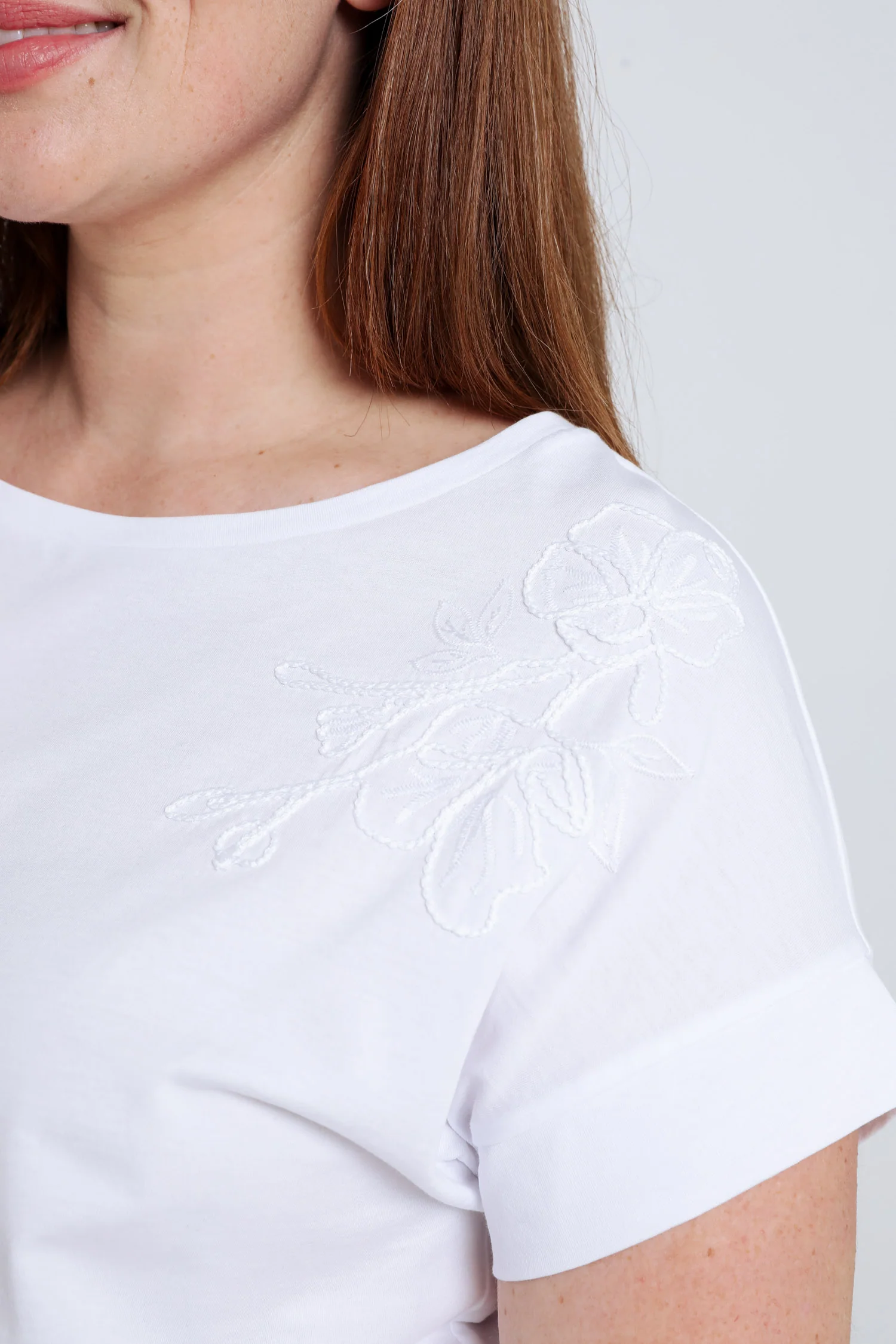 Effen katoenen T-shirt met geborduurde bloemen - Image 4