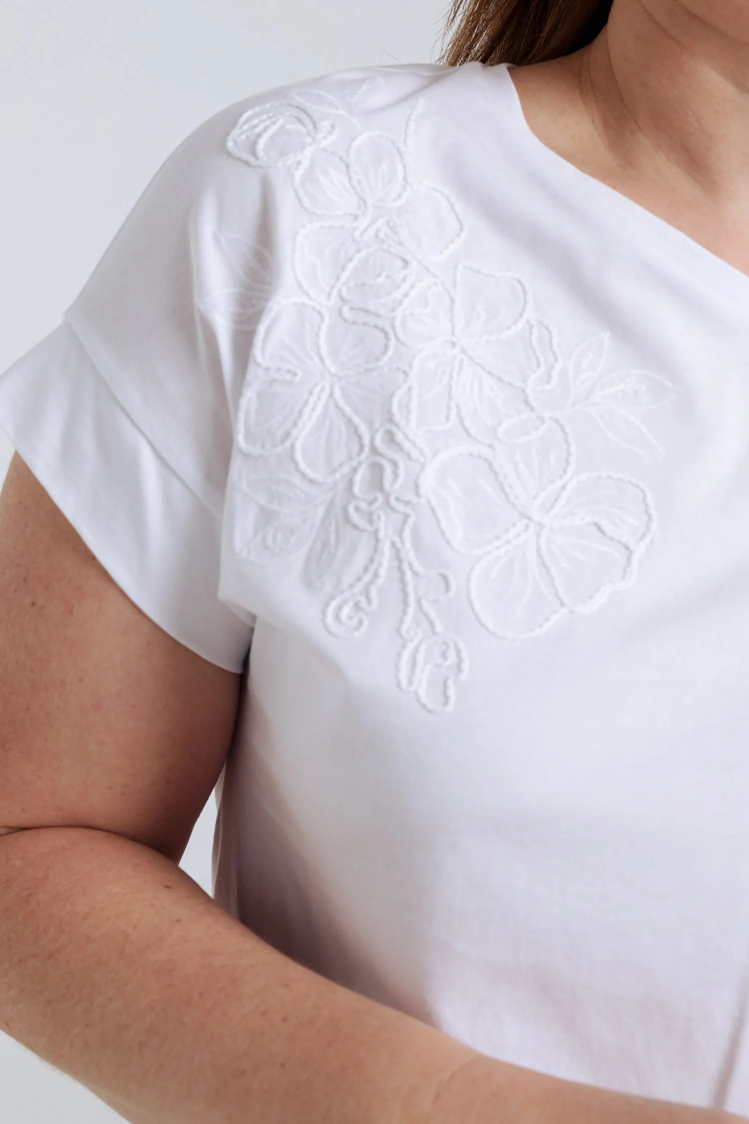 Effen katoenen T-shirt met geborduurde bloemen - Image 5