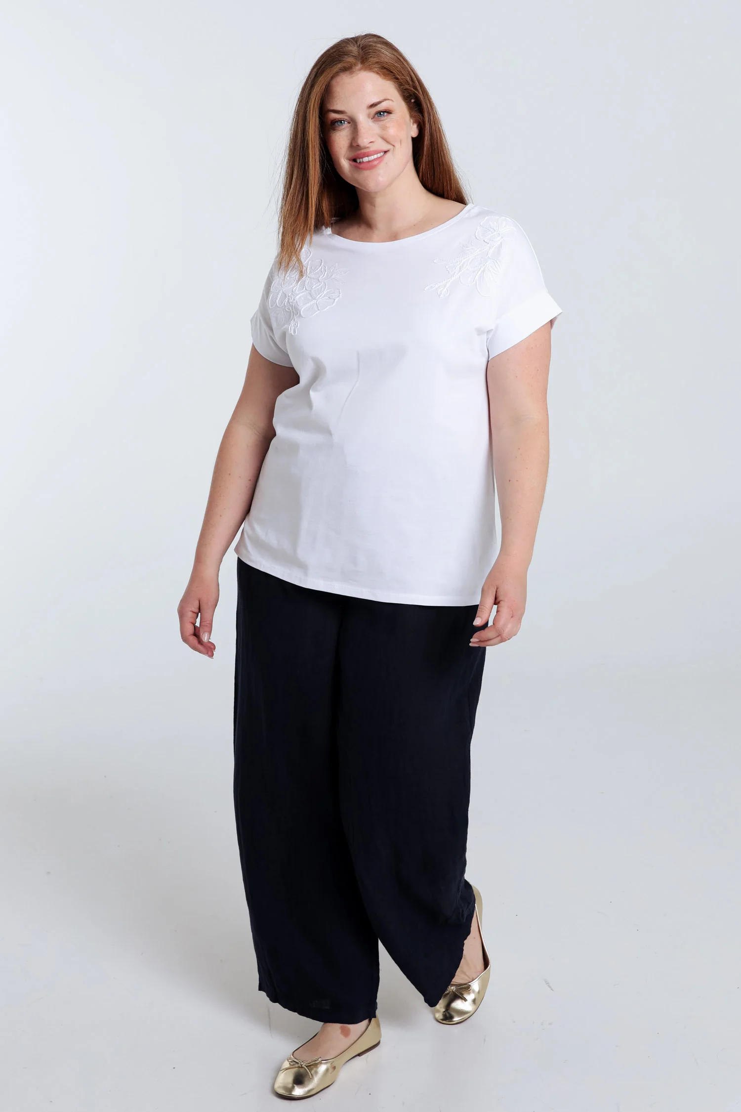 Effen katoenen T-shirt met geborduurde bloemen - Image 7