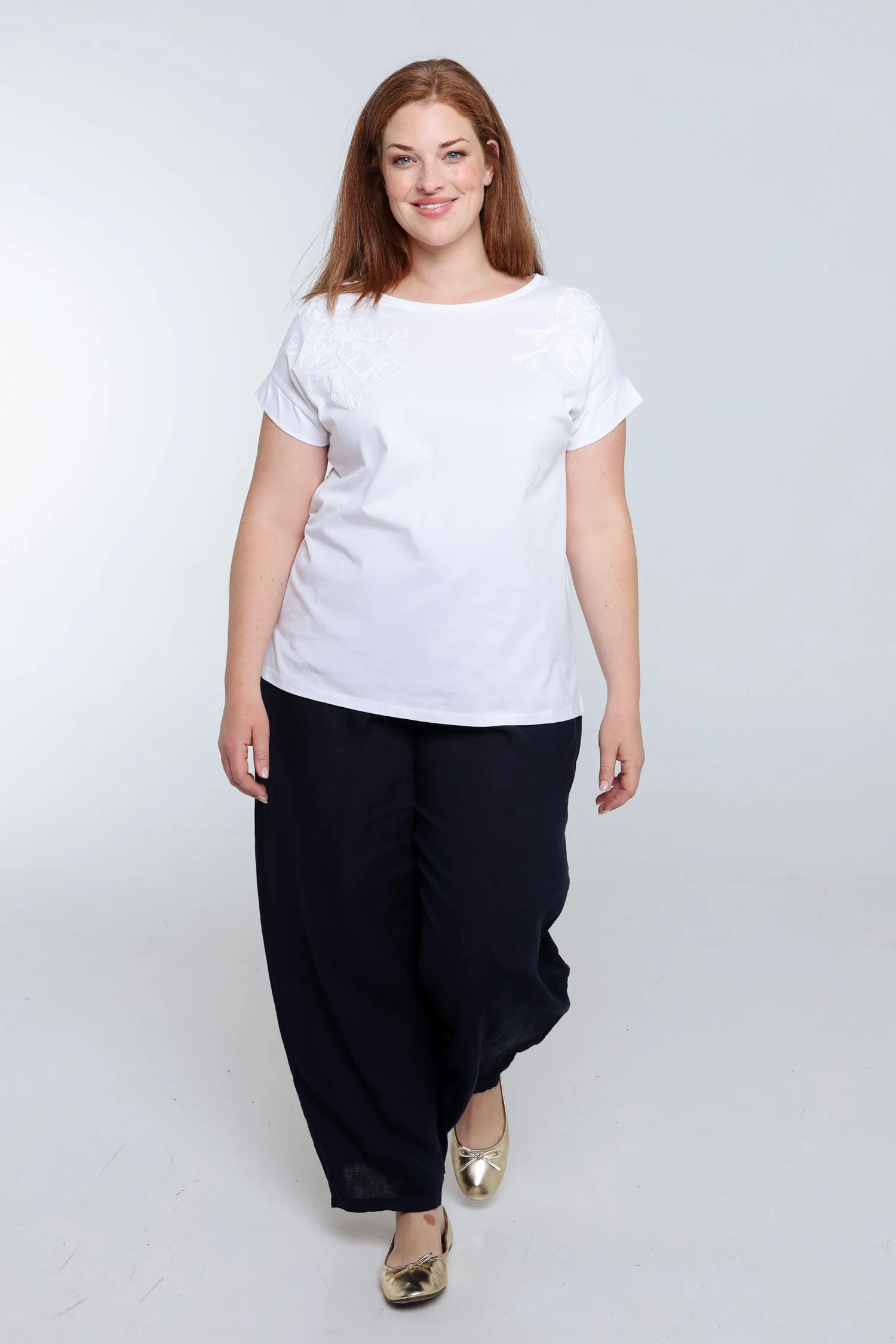 Effen katoenen T-shirt met geborduurde bloemen - Image 9