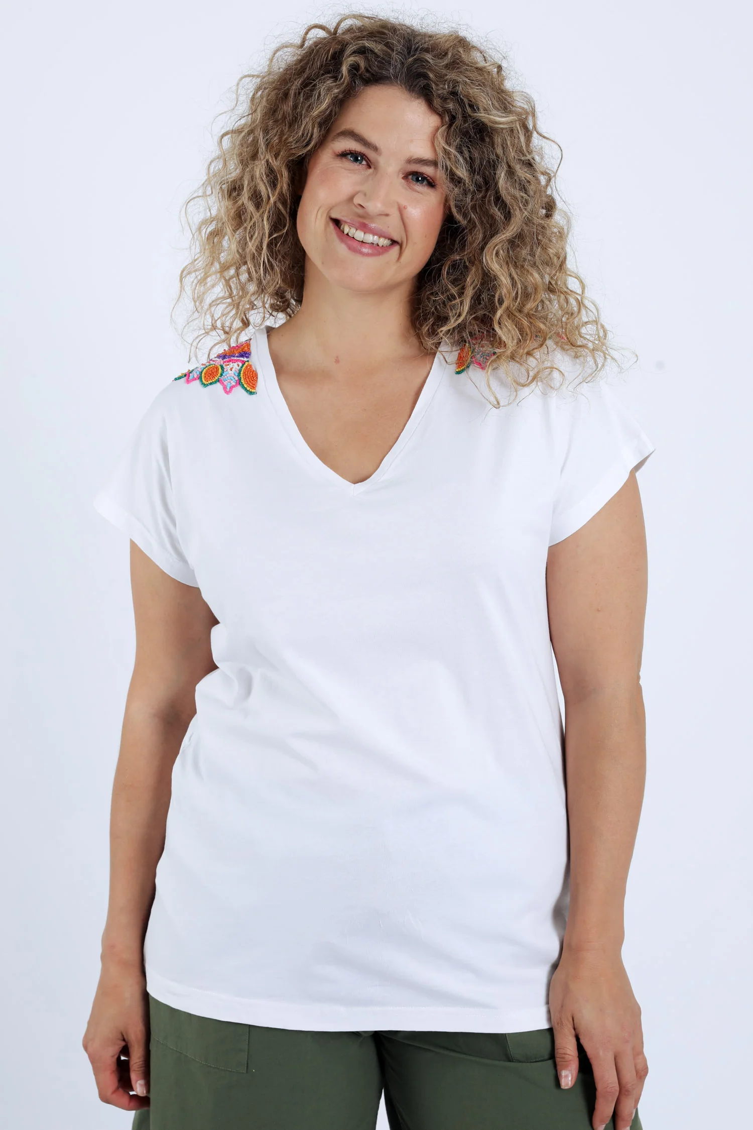 Effen katoenen T-shirt met mandala van kralen