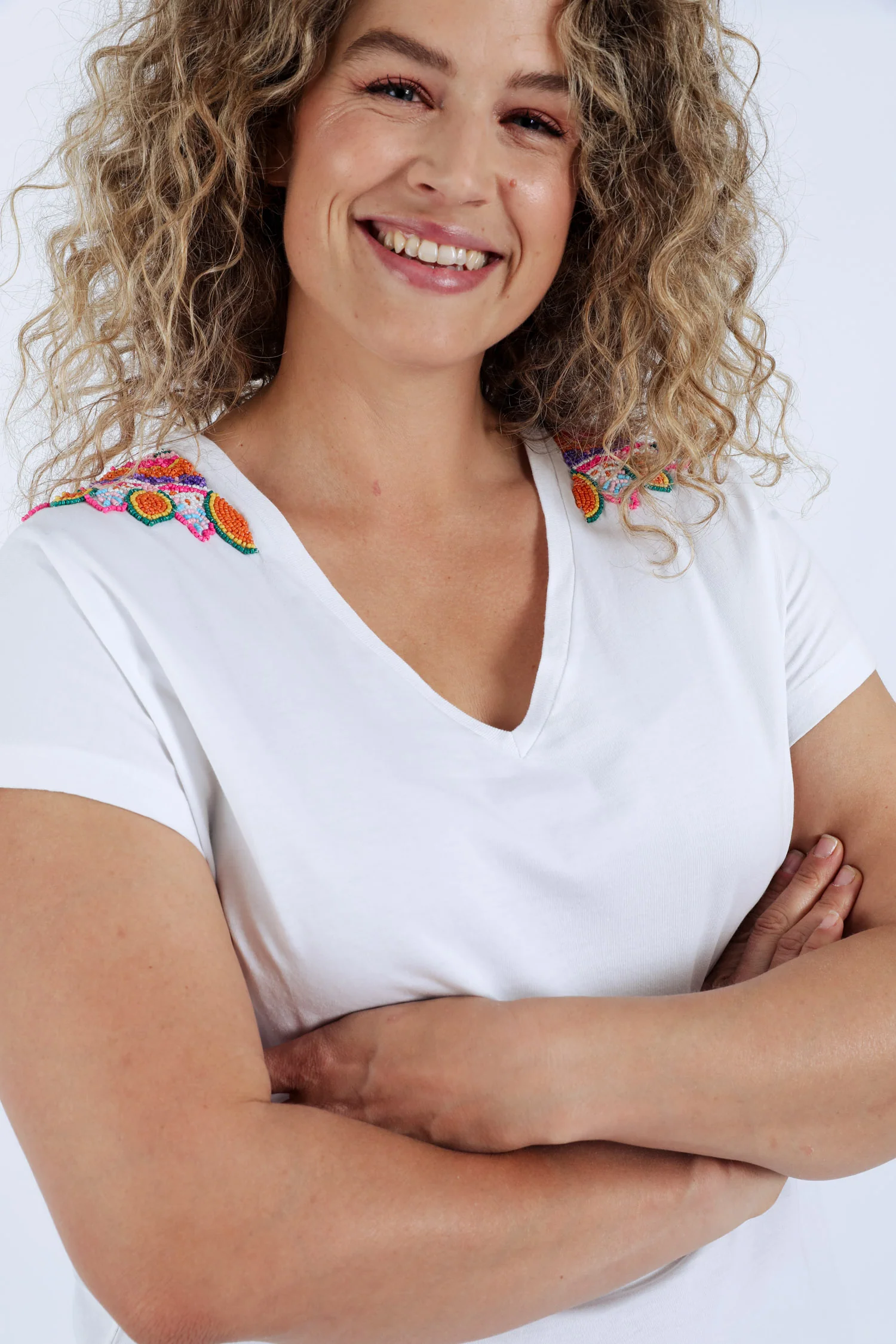Effen katoenen T-shirt met mandala van kralen - Image 3
