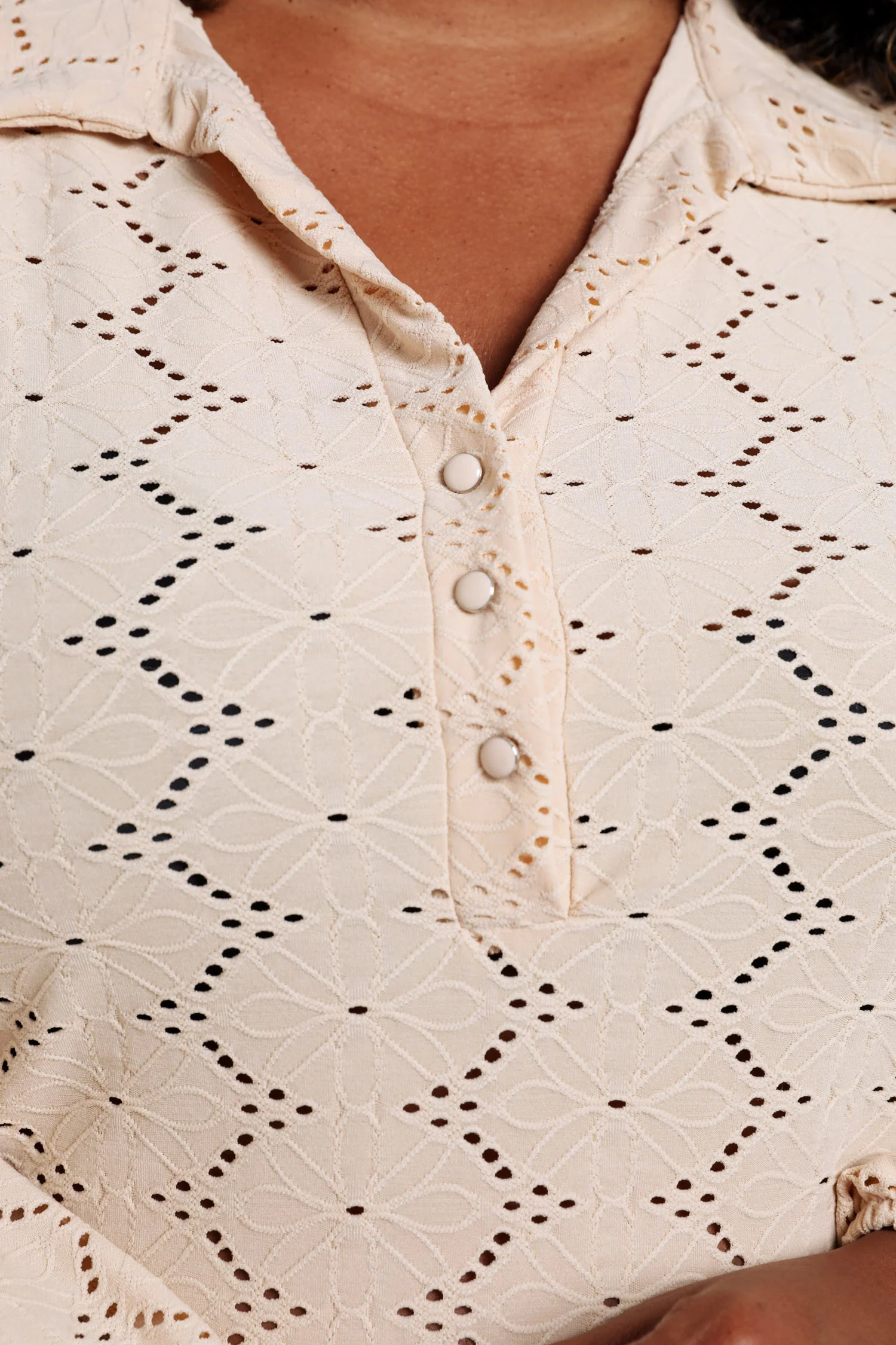 Effen T-shirt met opengewerkte bloemen - Image 17