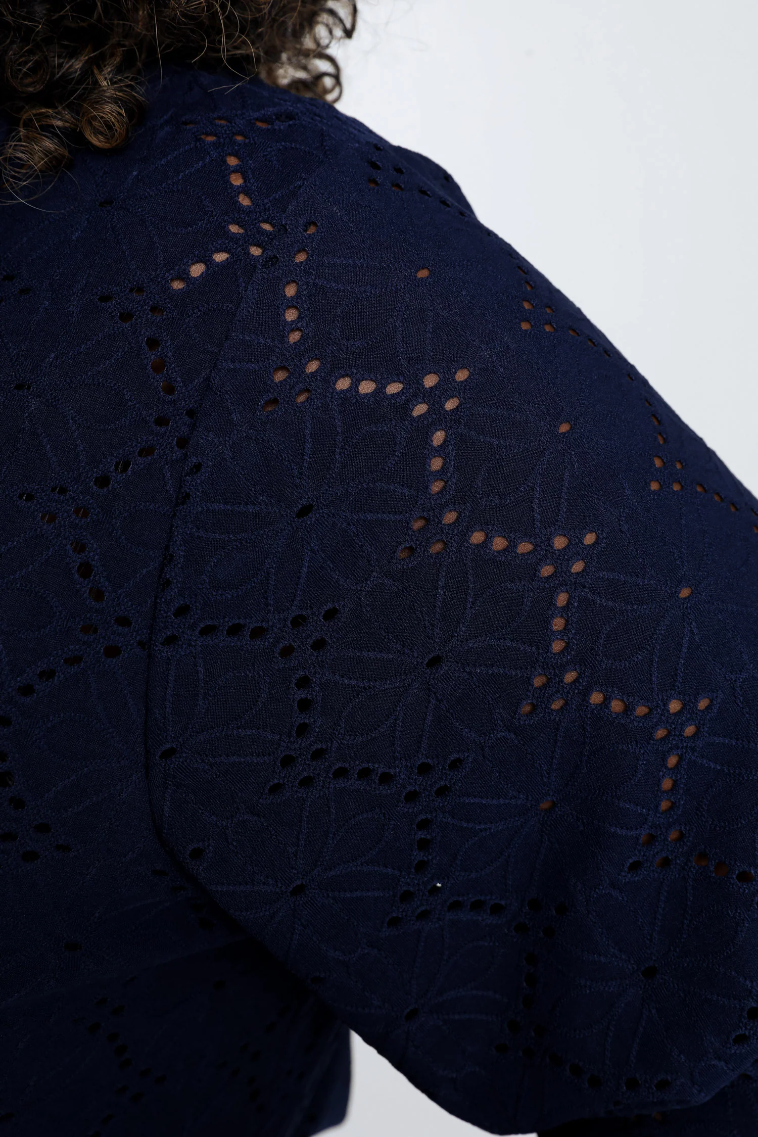Effen T-shirt met opengewerkte bloemen - Image 4