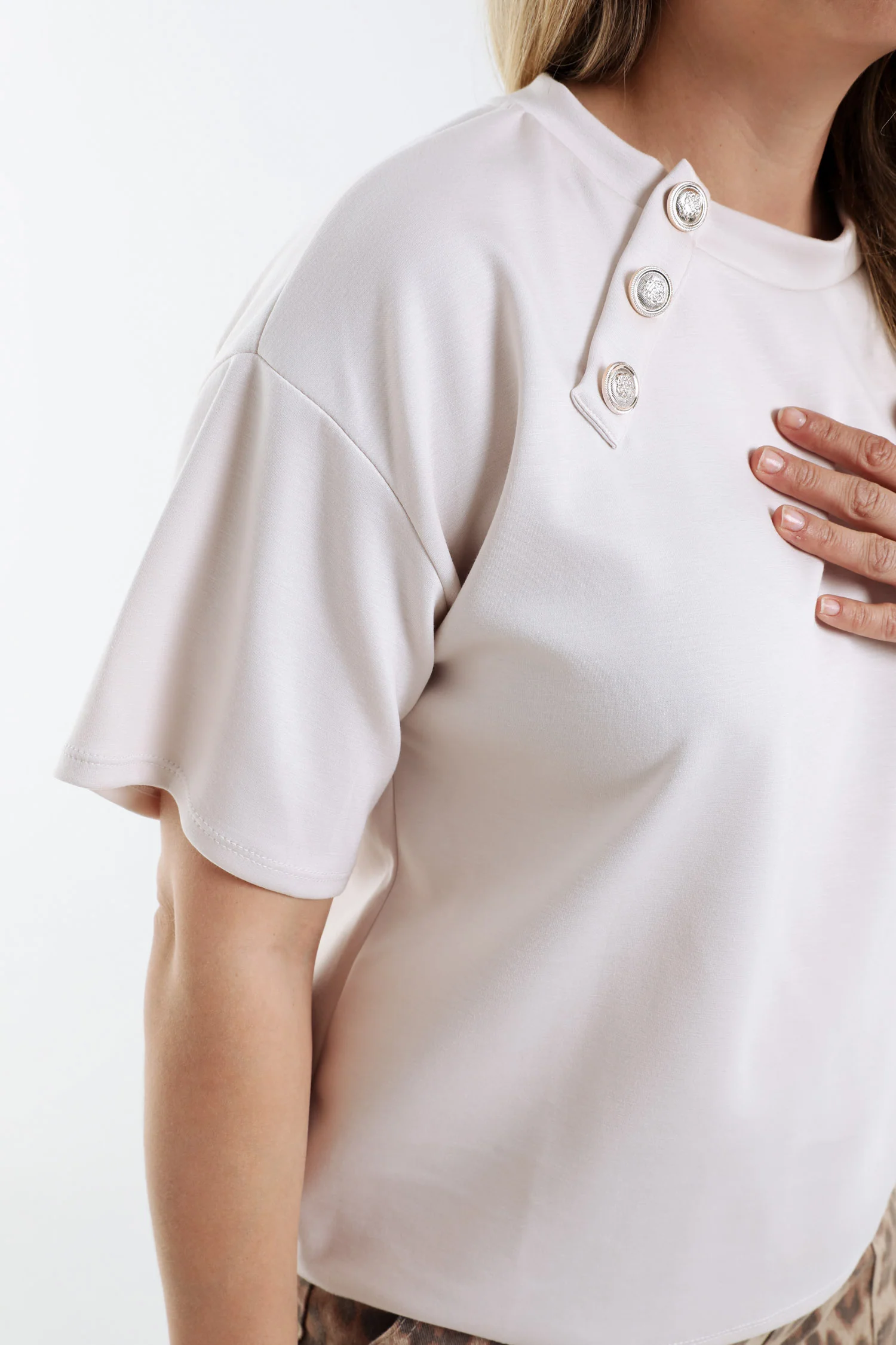 Effen T-shirt met decoratieve knopen - Image 17