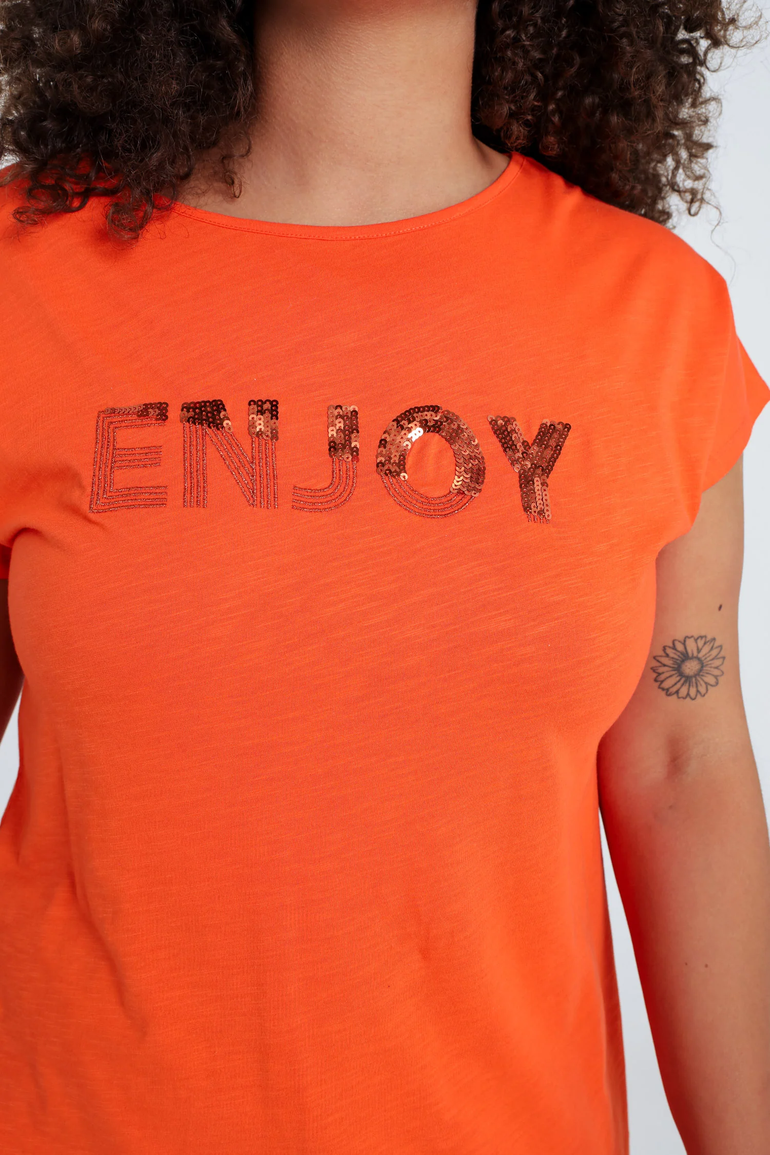 Effen T-shirt met borduring Enjoy en pailletten - Image 25