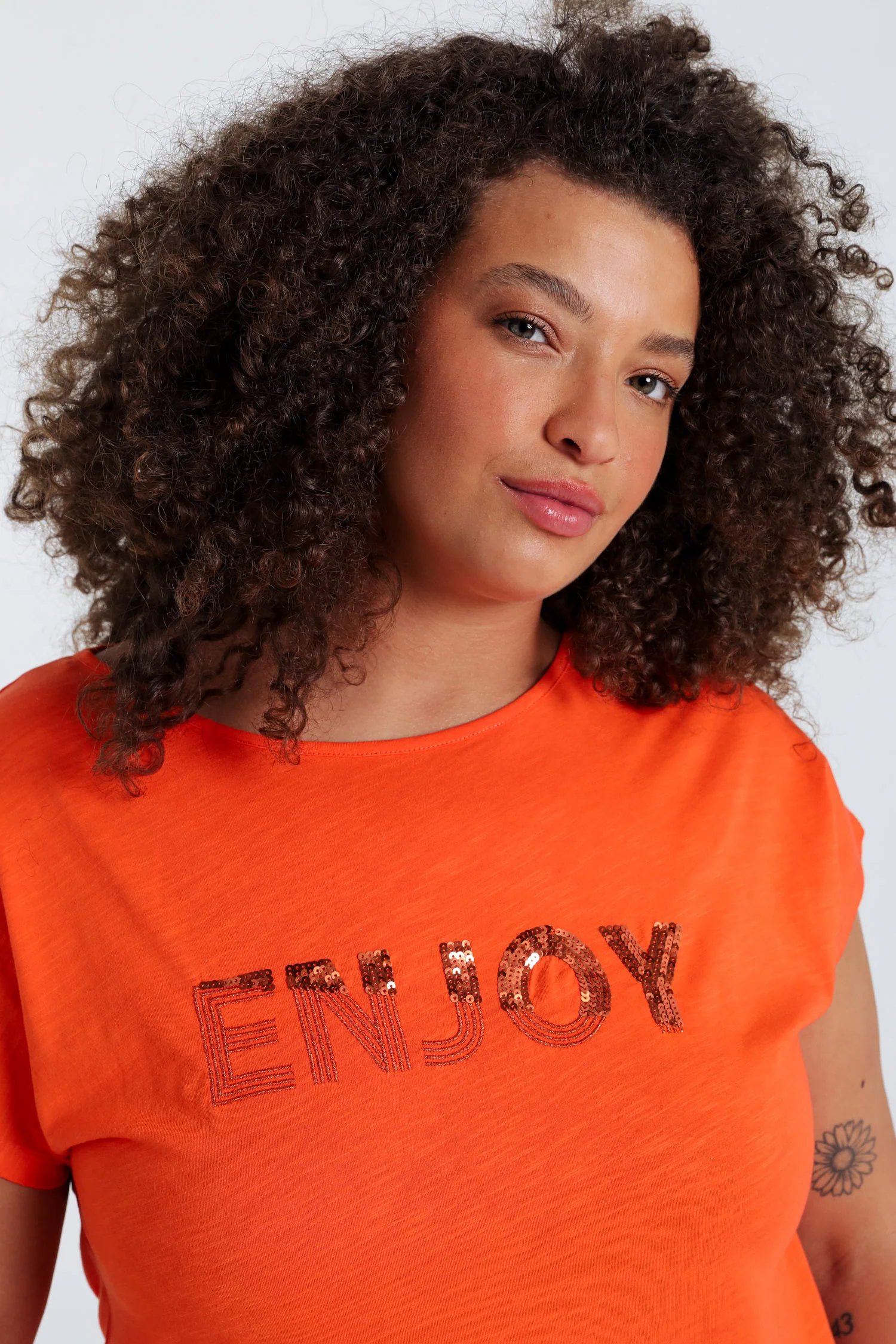 Effen T-shirt met borduring Enjoy en pailletten - Image 26