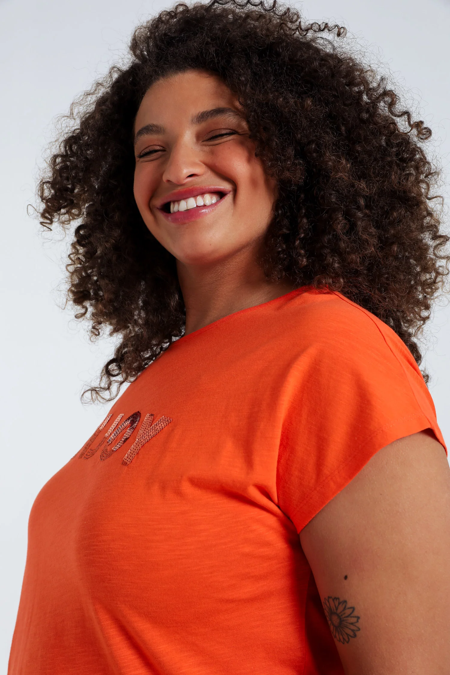 Effen T-shirt met borduring Enjoy en pailletten - Image 28