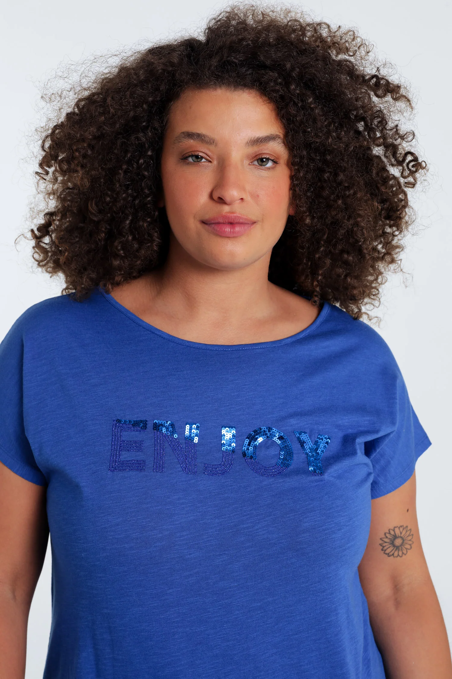 Effen T-shirt met borduring Enjoy en pailletten - Image 37