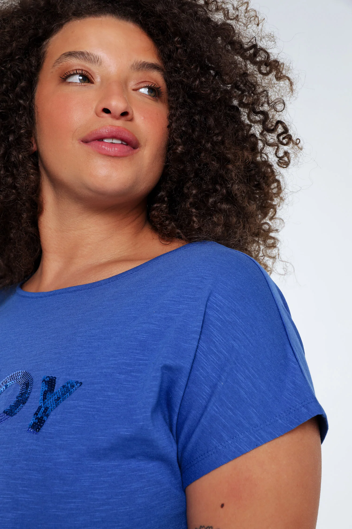 Effen T-shirt met borduring Enjoy en pailletten - Image 39