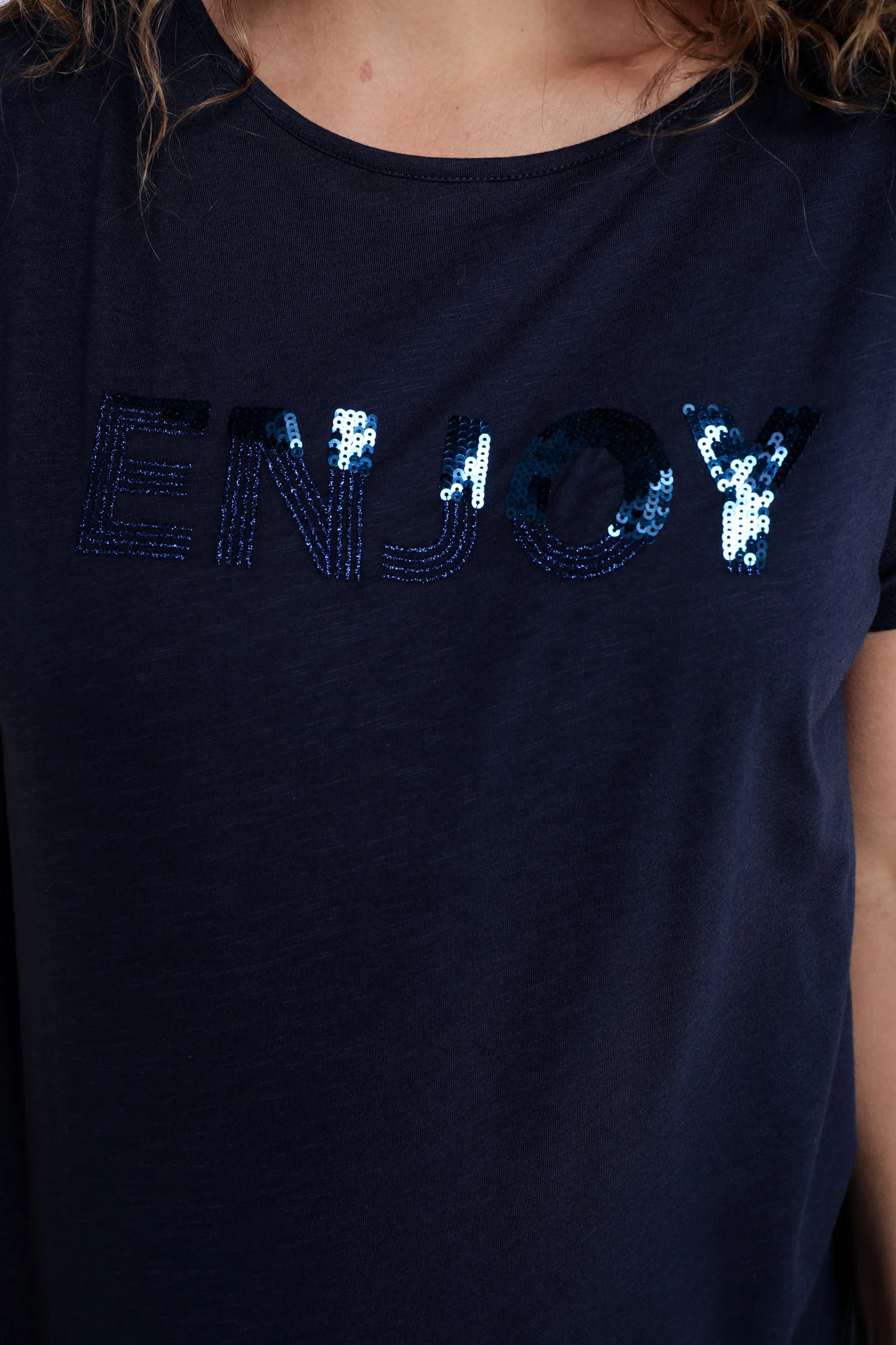 Effen T-shirt met borduring Enjoy en pailletten - Image 4