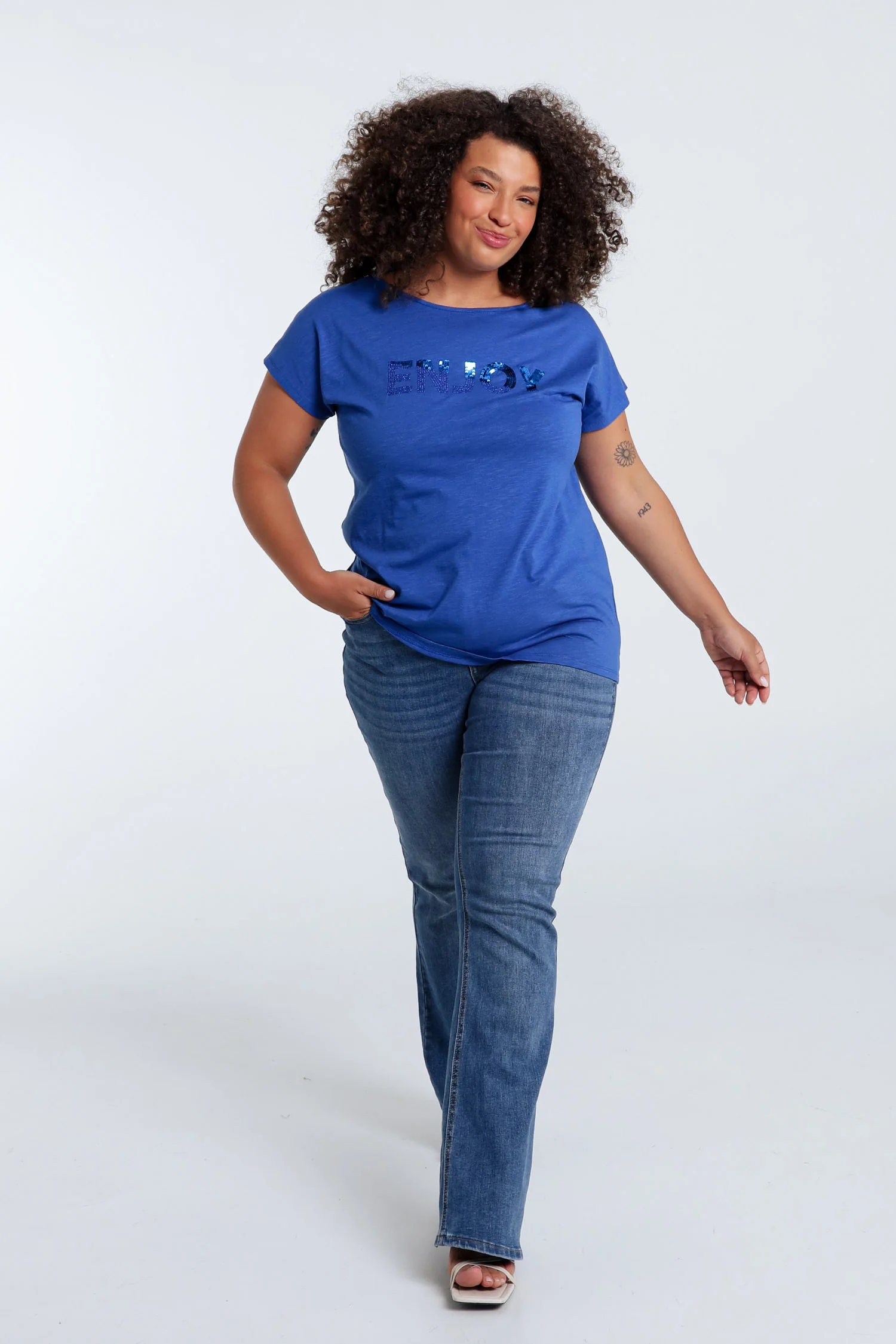 Effen T-shirt met borduring Enjoy en pailletten - Image 40