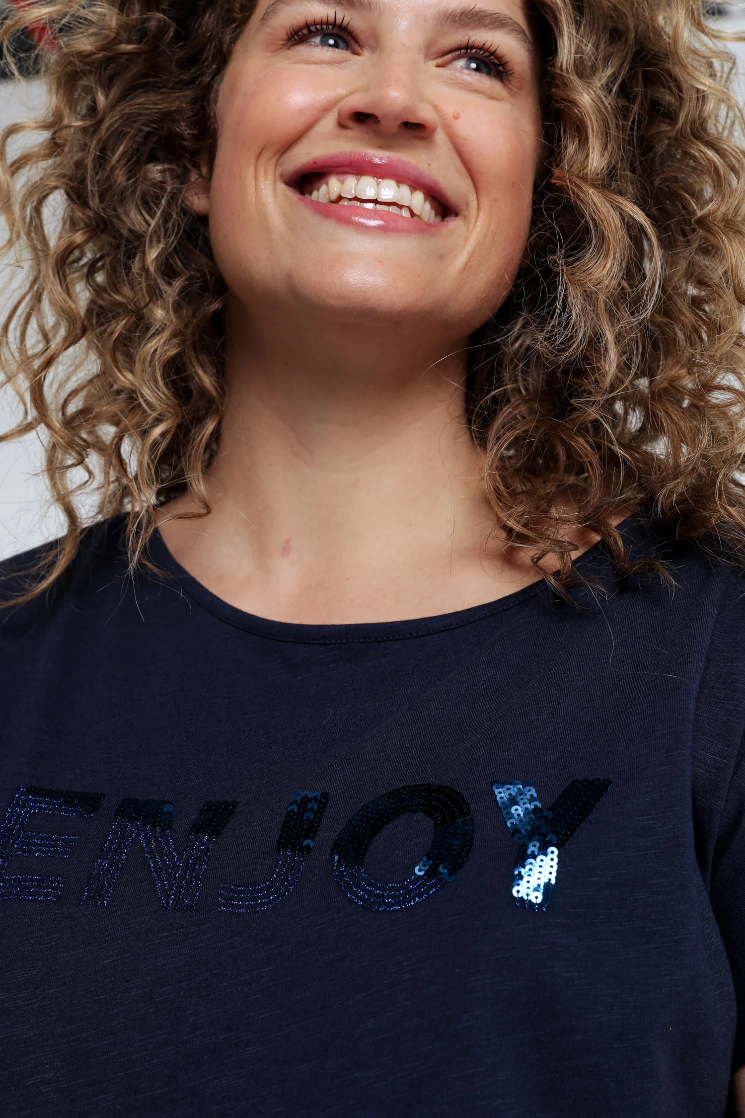 Effen T-shirt met borduring Enjoy en pailletten - Image 5
