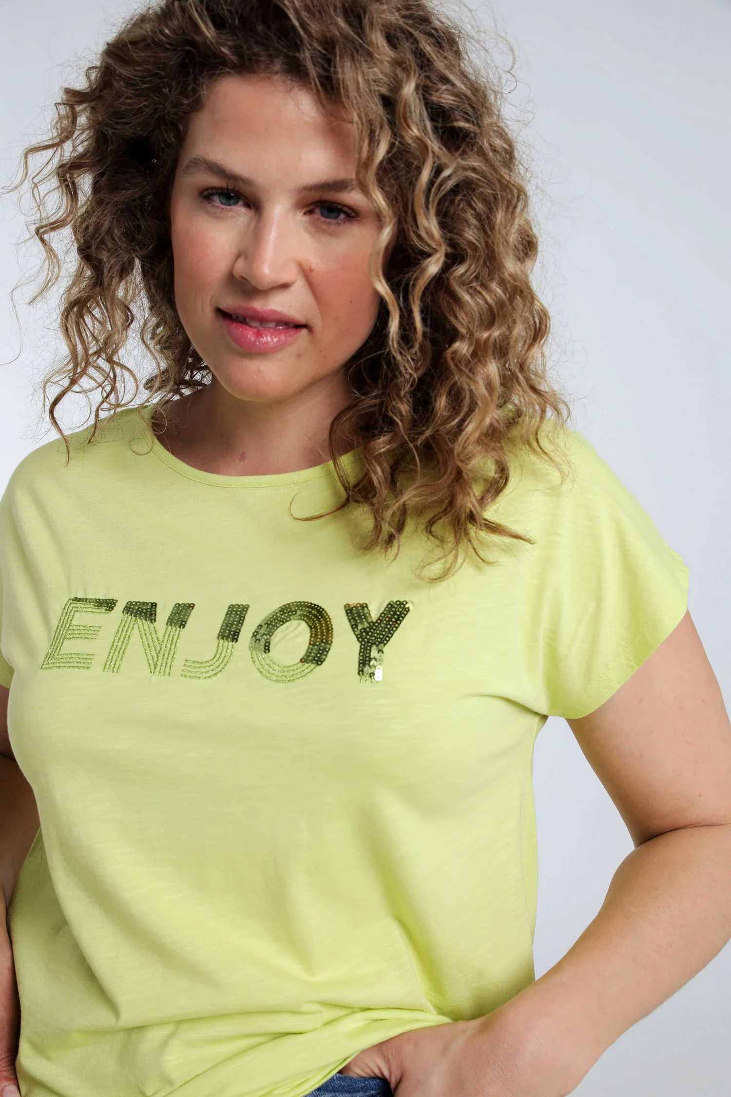 Effen T-shirt met borduring Enjoy en pailletten - Image 50
