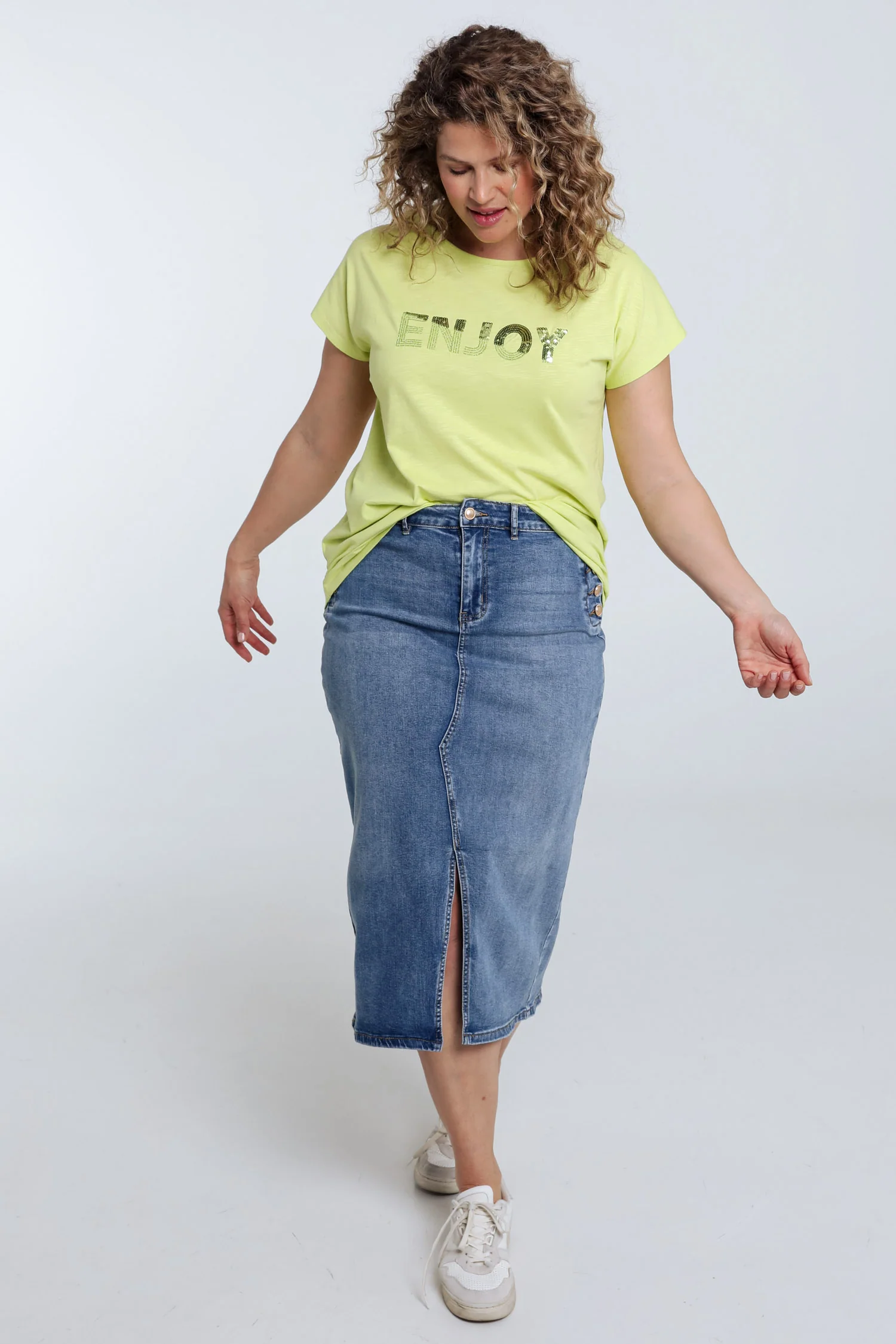 Effen T-shirt met borduring Enjoy en pailletten - Image 52