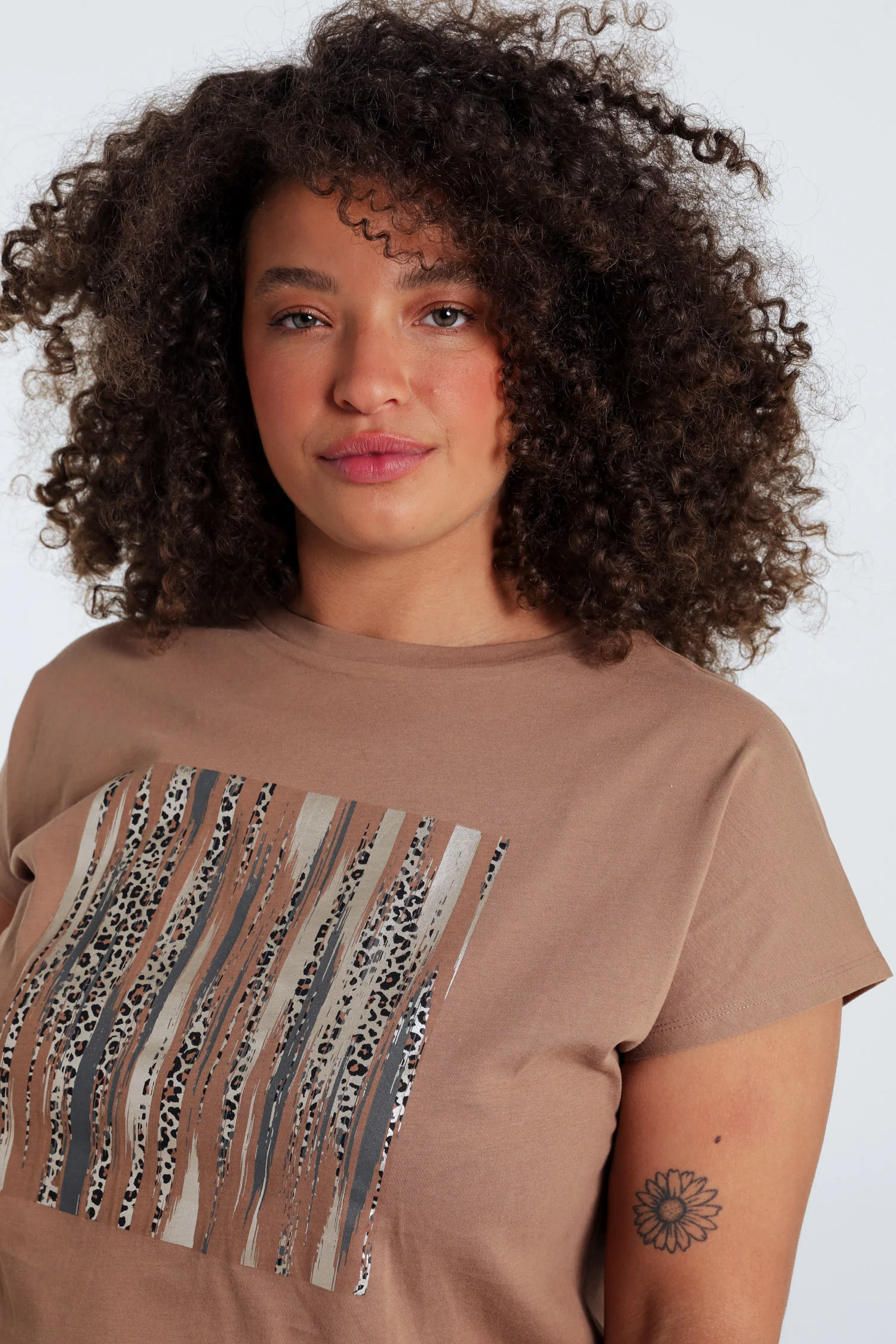 Effen katoenen T-shirt met folieprint en luipaardprint - Image 6
