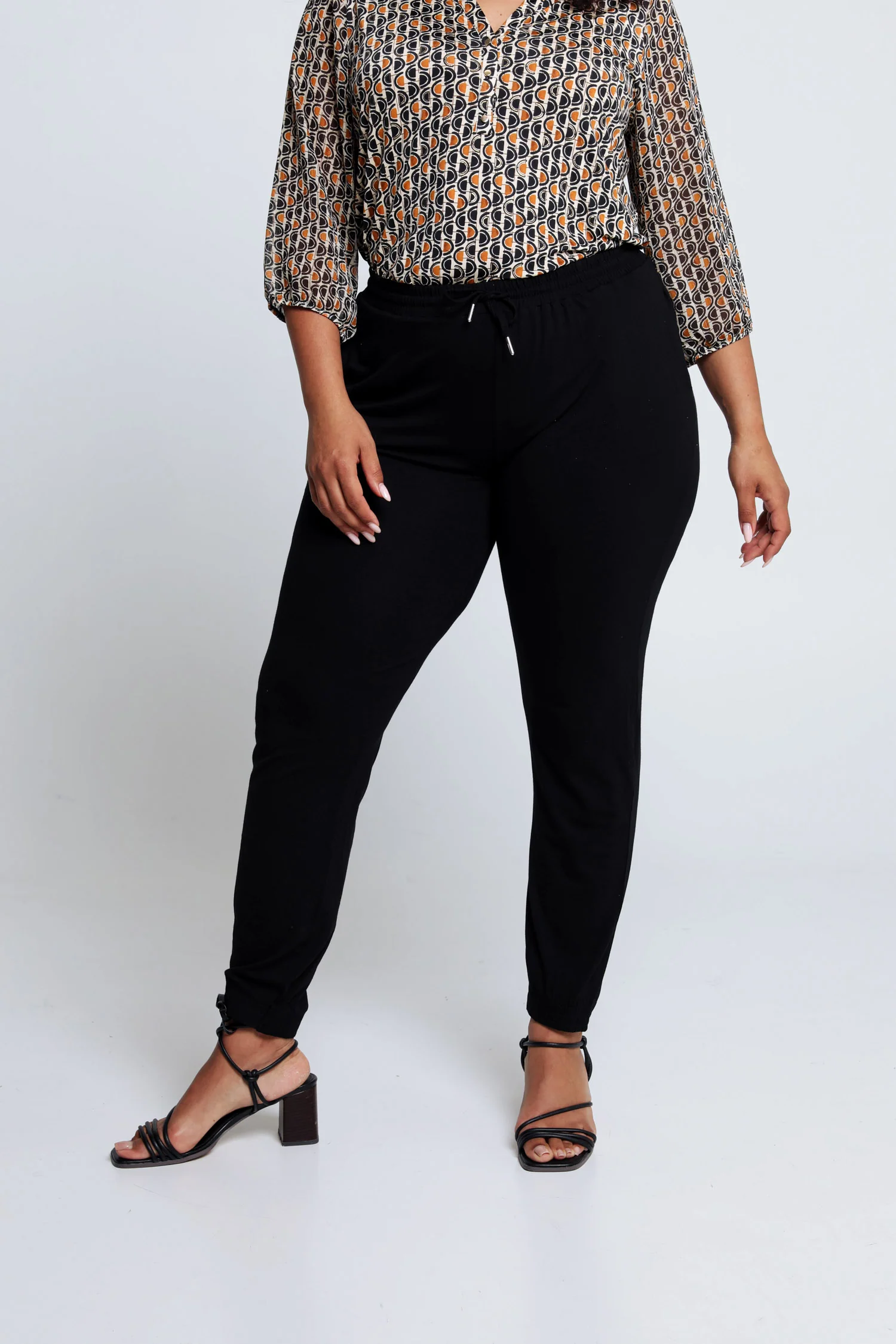 Effen broek in viscose met strakke, lage knoop