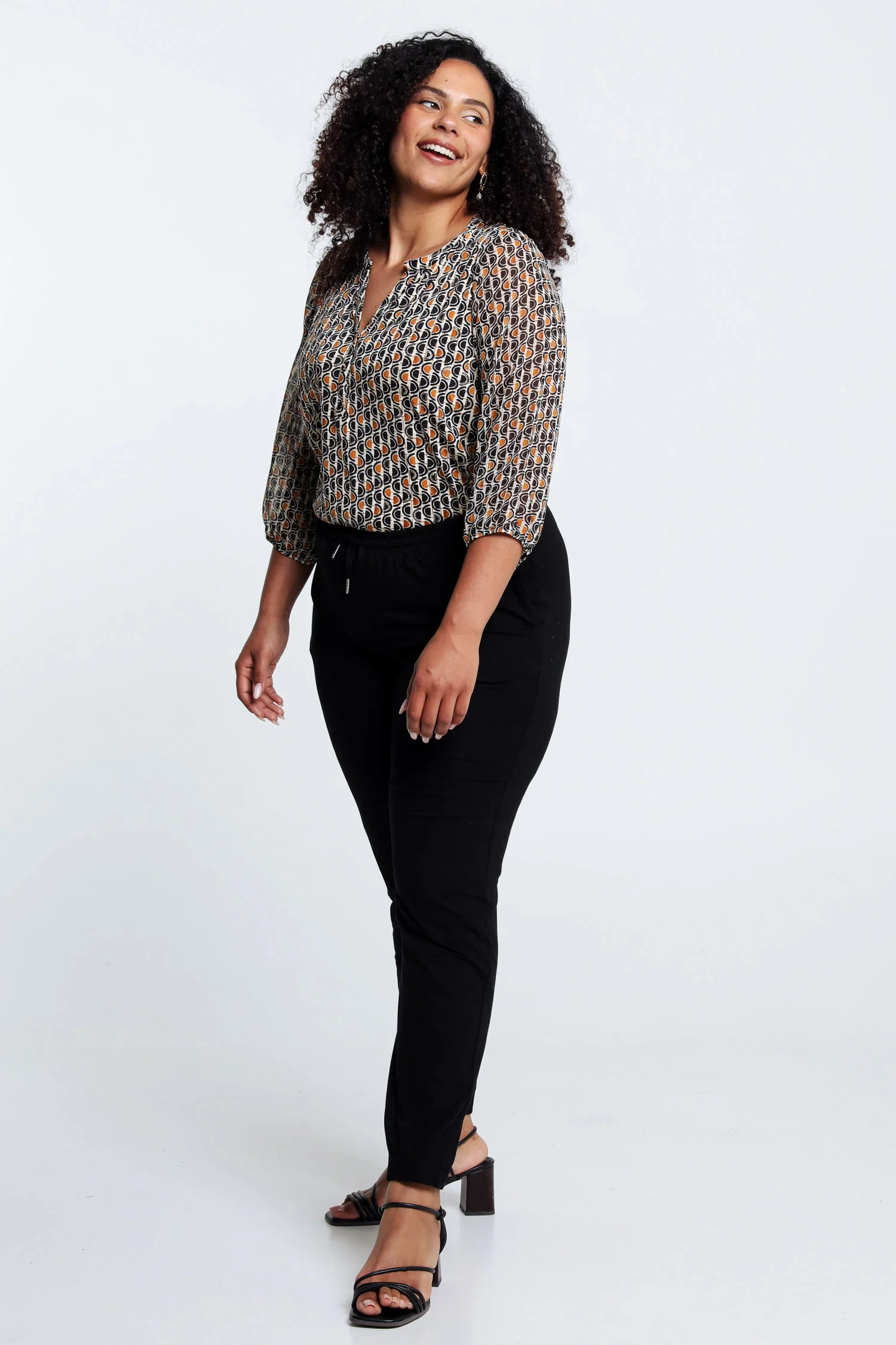 Effen broek in viscose met strakke, lage knoop - Image 9