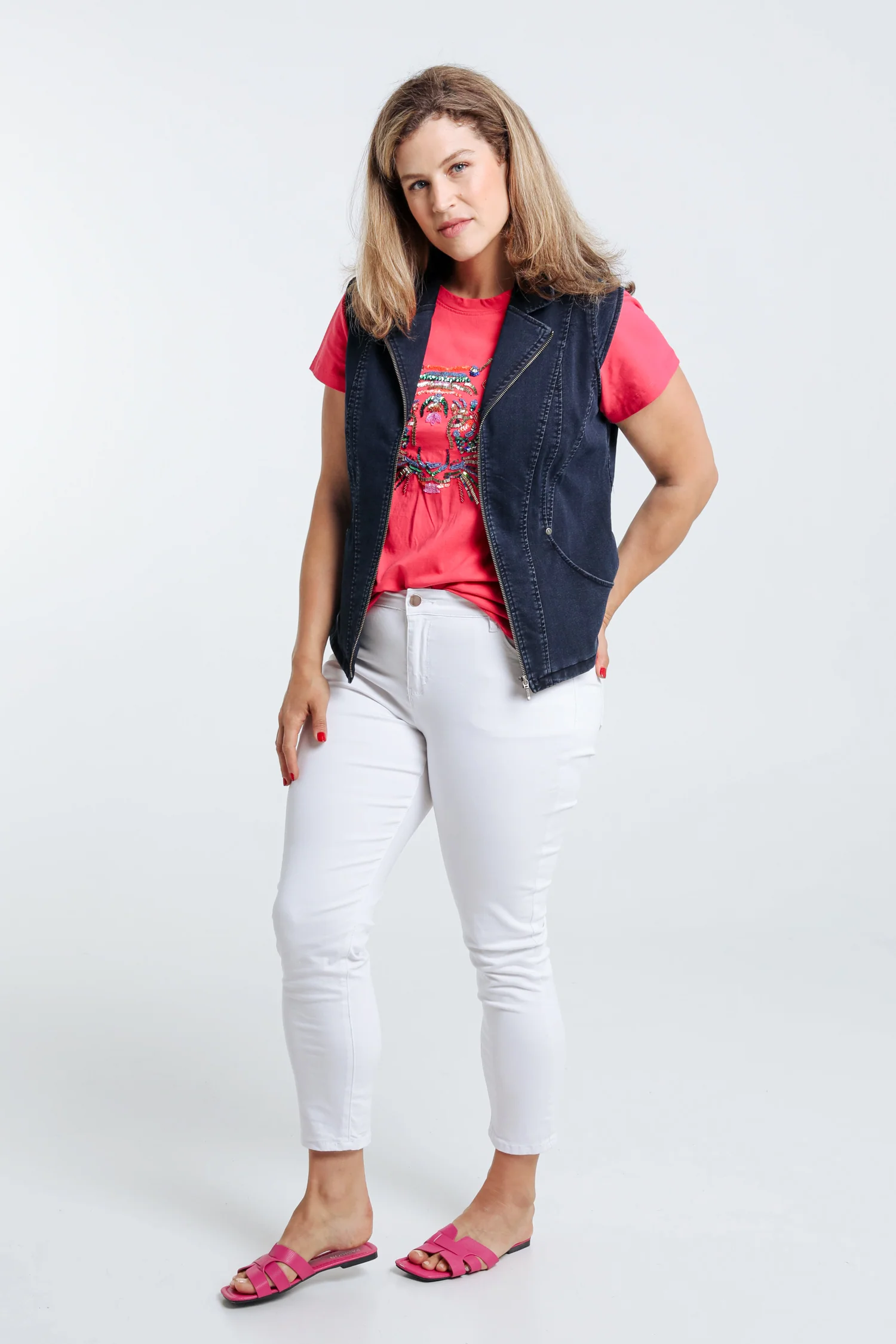 Kort, effen jeansjasje zonder mouwen met rits - Image 8